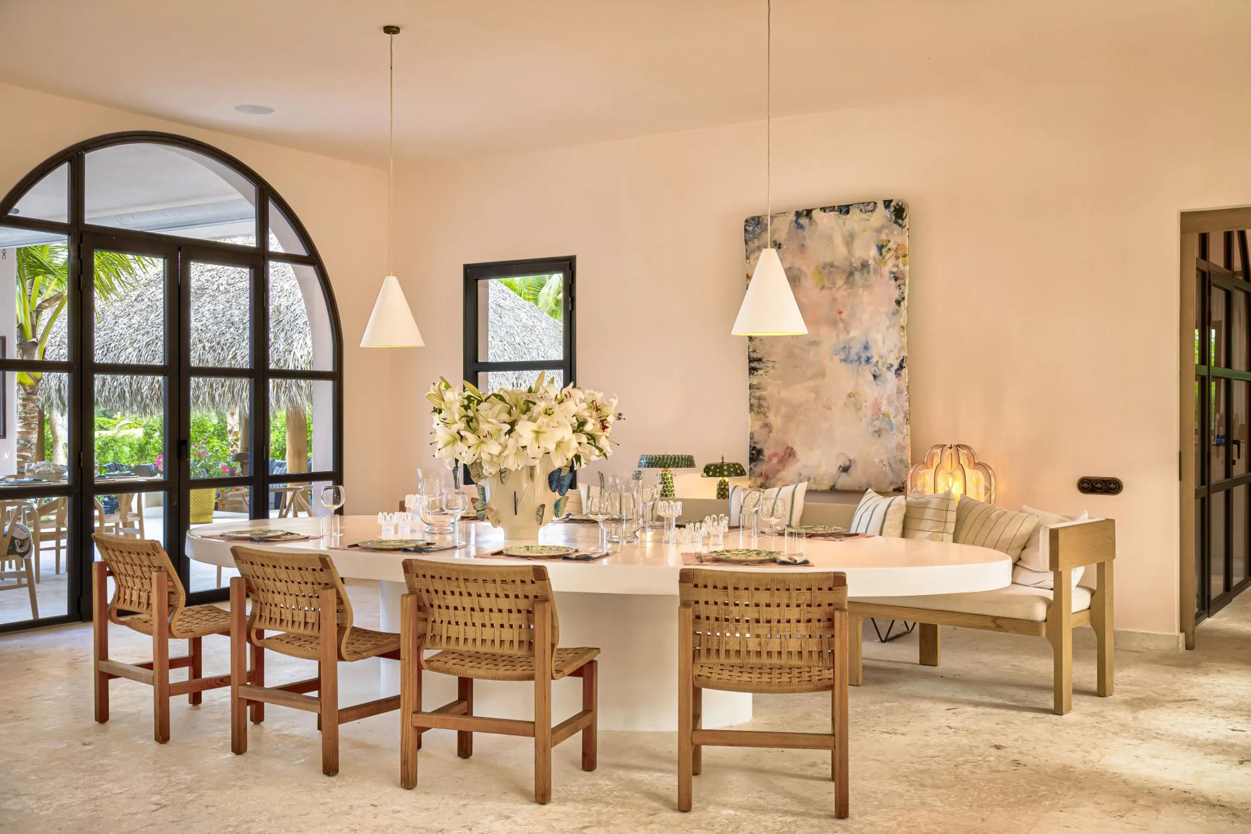 Eclectic 5BR Villa with Private Pool and Lush Surroundings — photograph 11