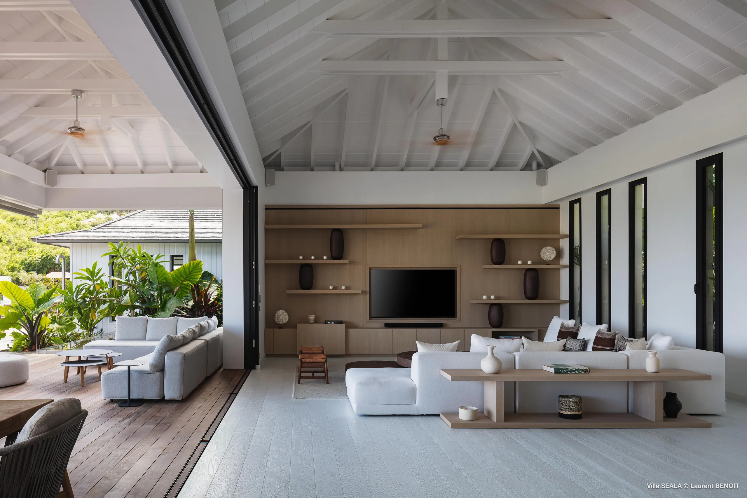 Elegant St Jean Villa with Infinity Pool and Stunning Panoramic Views — photograph 4