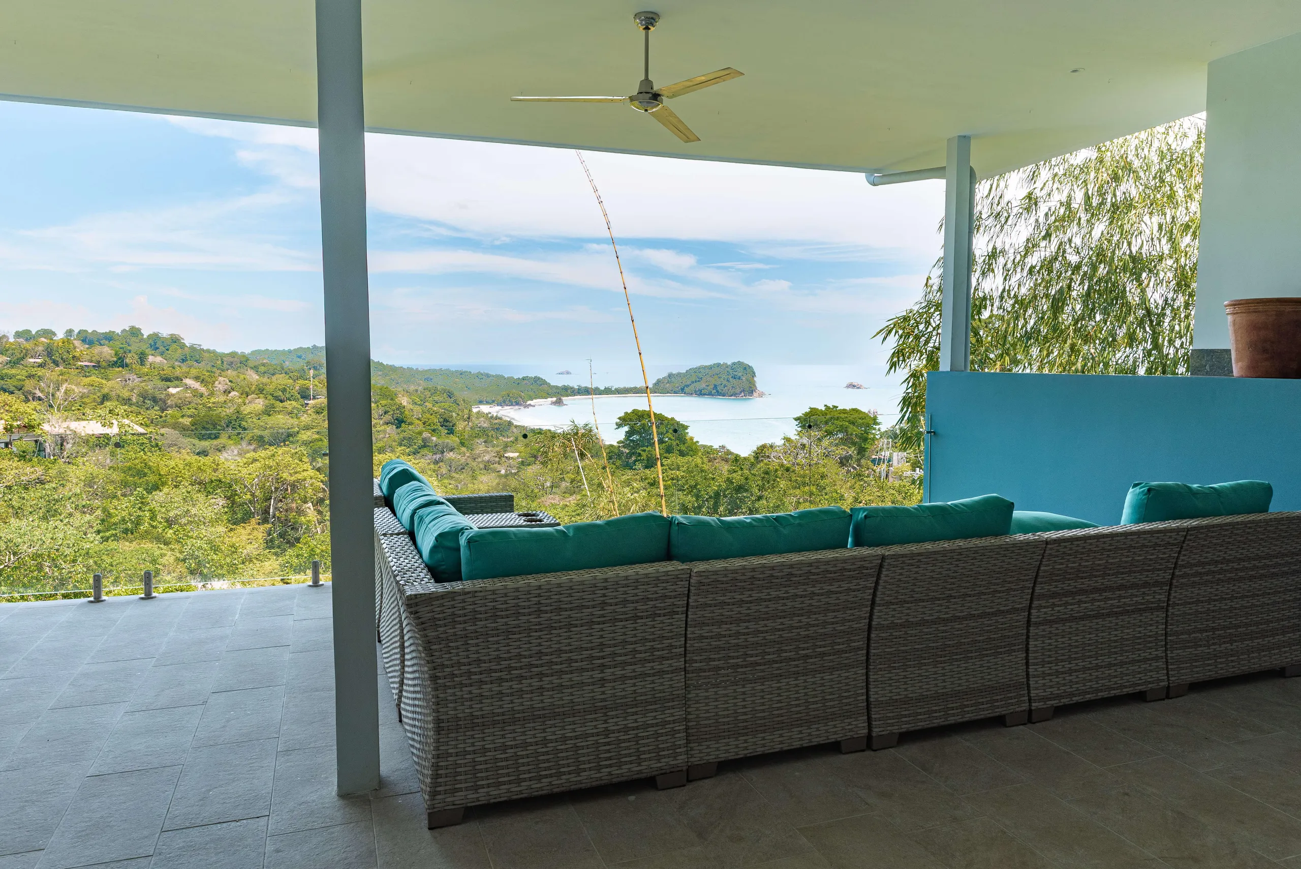 Sleek Rainforest Rental with Panoramic Pacific Ocean Views — photograph 2