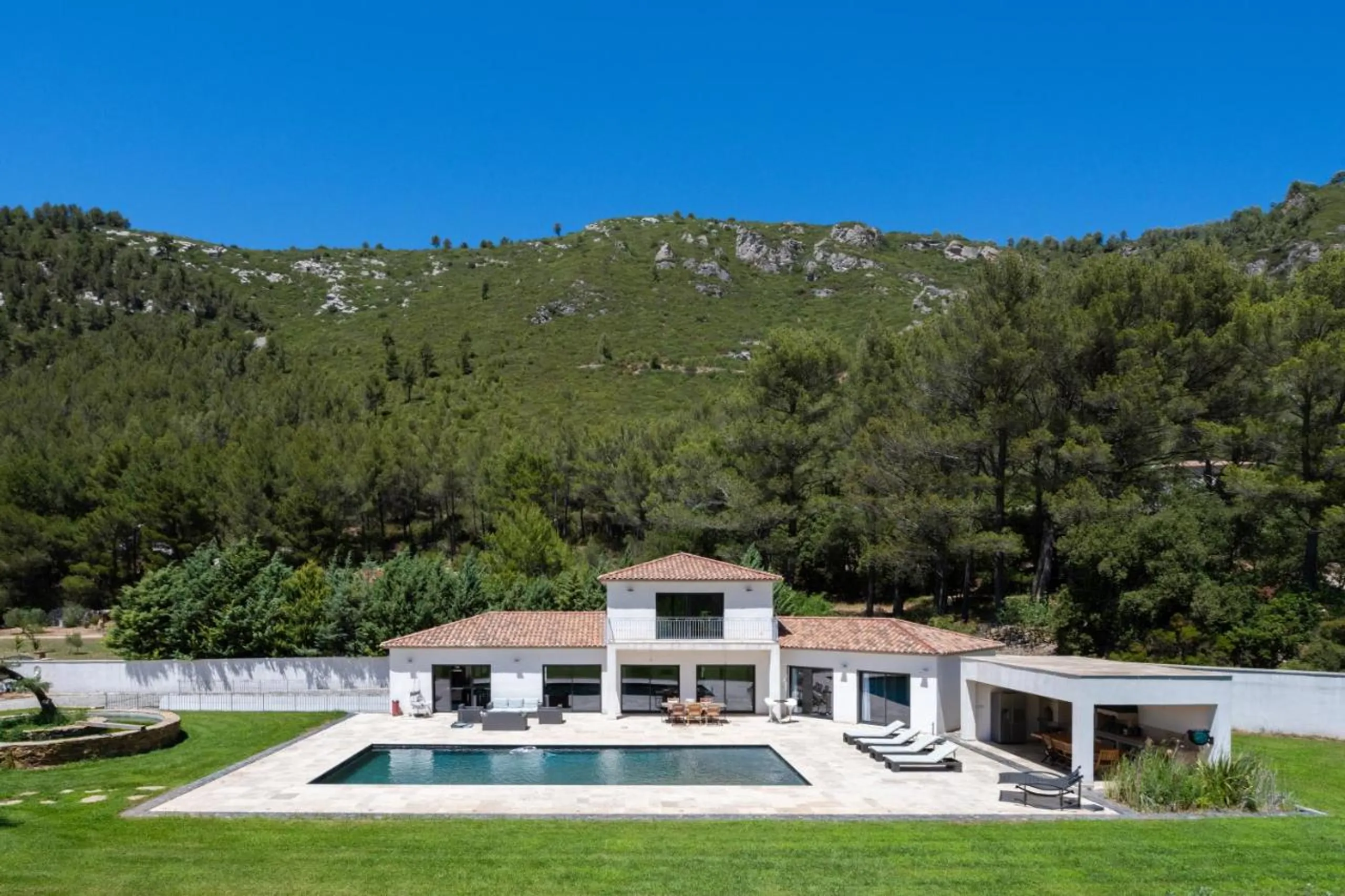 Splendorous Family Villa with Heated Pool and Resort-Style Amenities — photograph 3