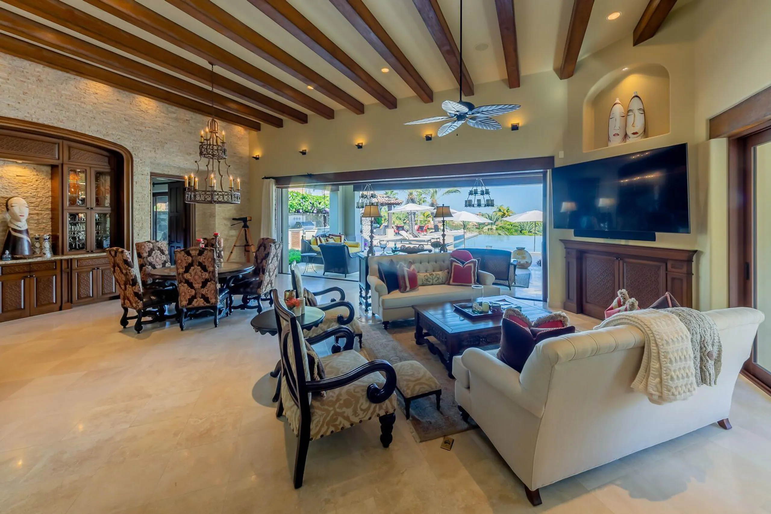 Spectacular Seaside Escape with Infinity Pool and Ocean Views — photograph 11
