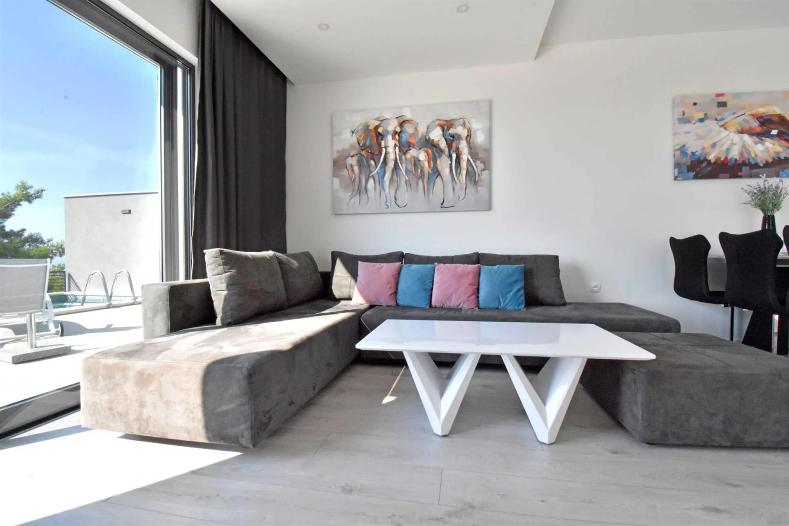 Tranquil Modern Villa with Heated Pool and Stunning Sea Views — photograph 8