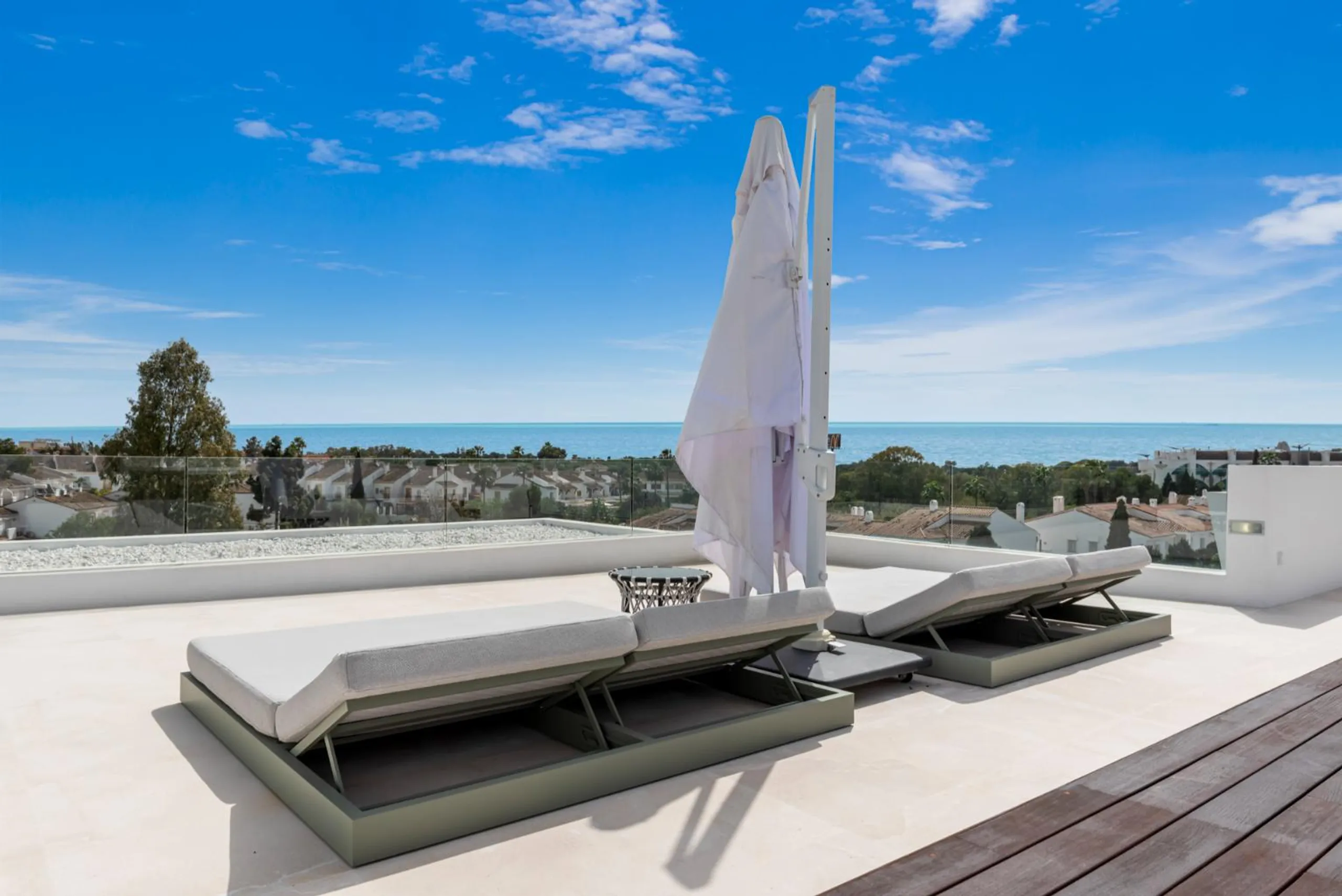 Luxurious Contemporary Marbella Villa with Pool and Garden Views — photograph 11