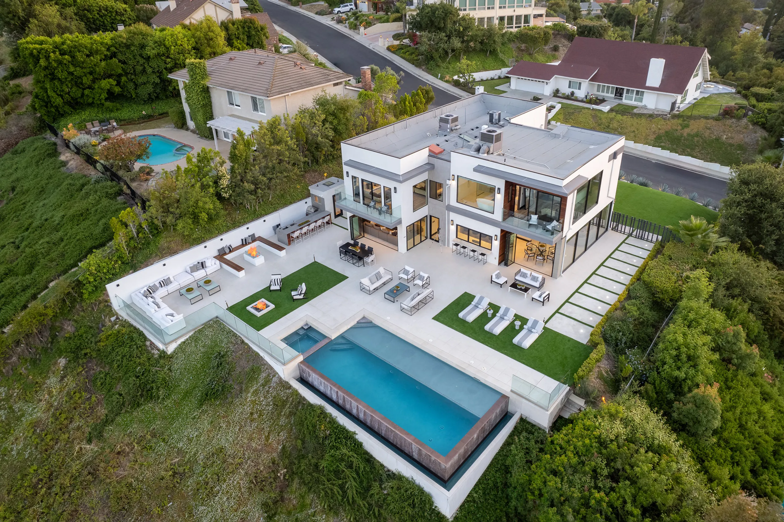 Grand Modern Tarzana Estate with with Infinity Pool, Panoramic Views & Sleek Architectural Design — photograph 5