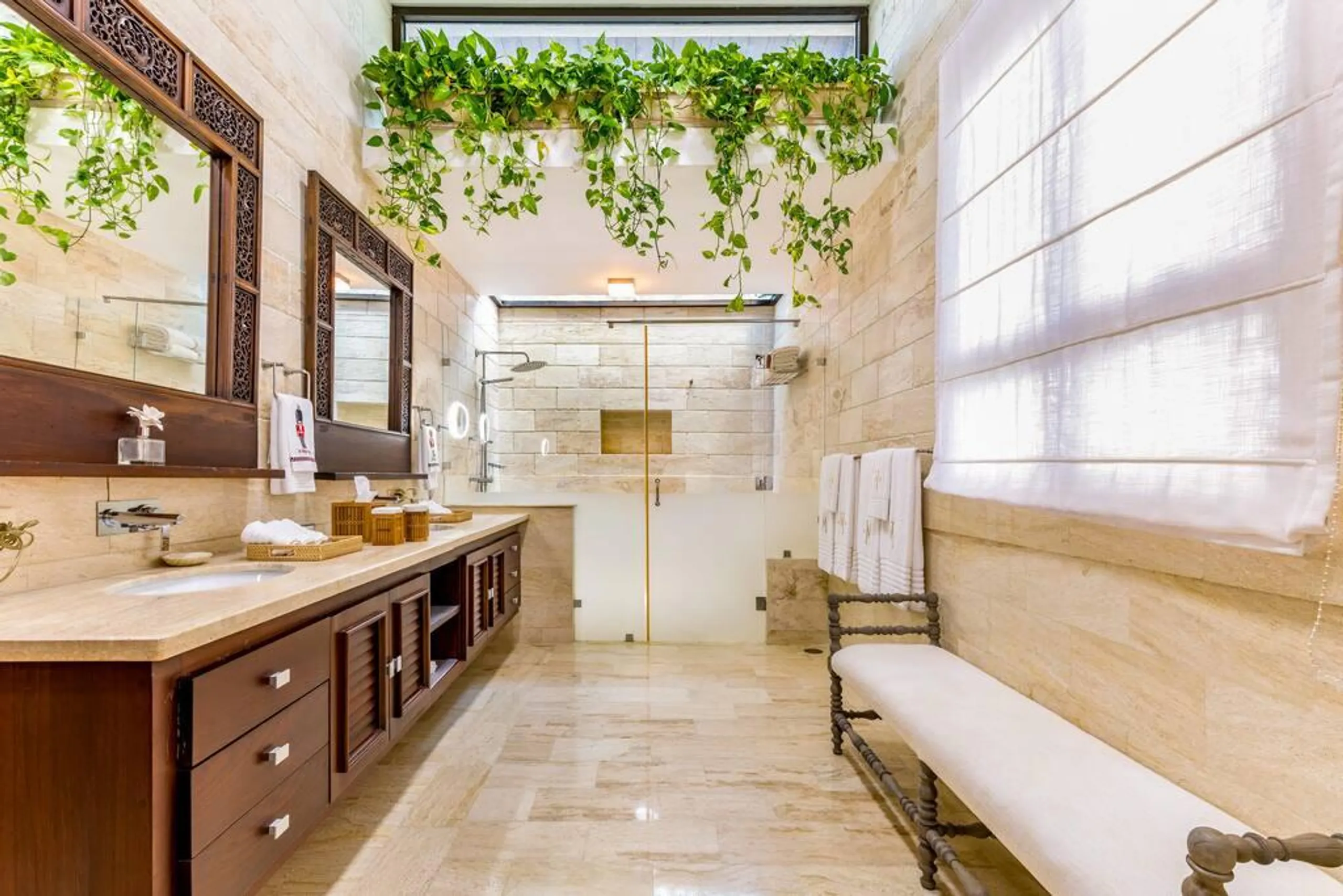 Sophisticated Paradise Retreat with Private Pool and Jacuzzi — photograph 9