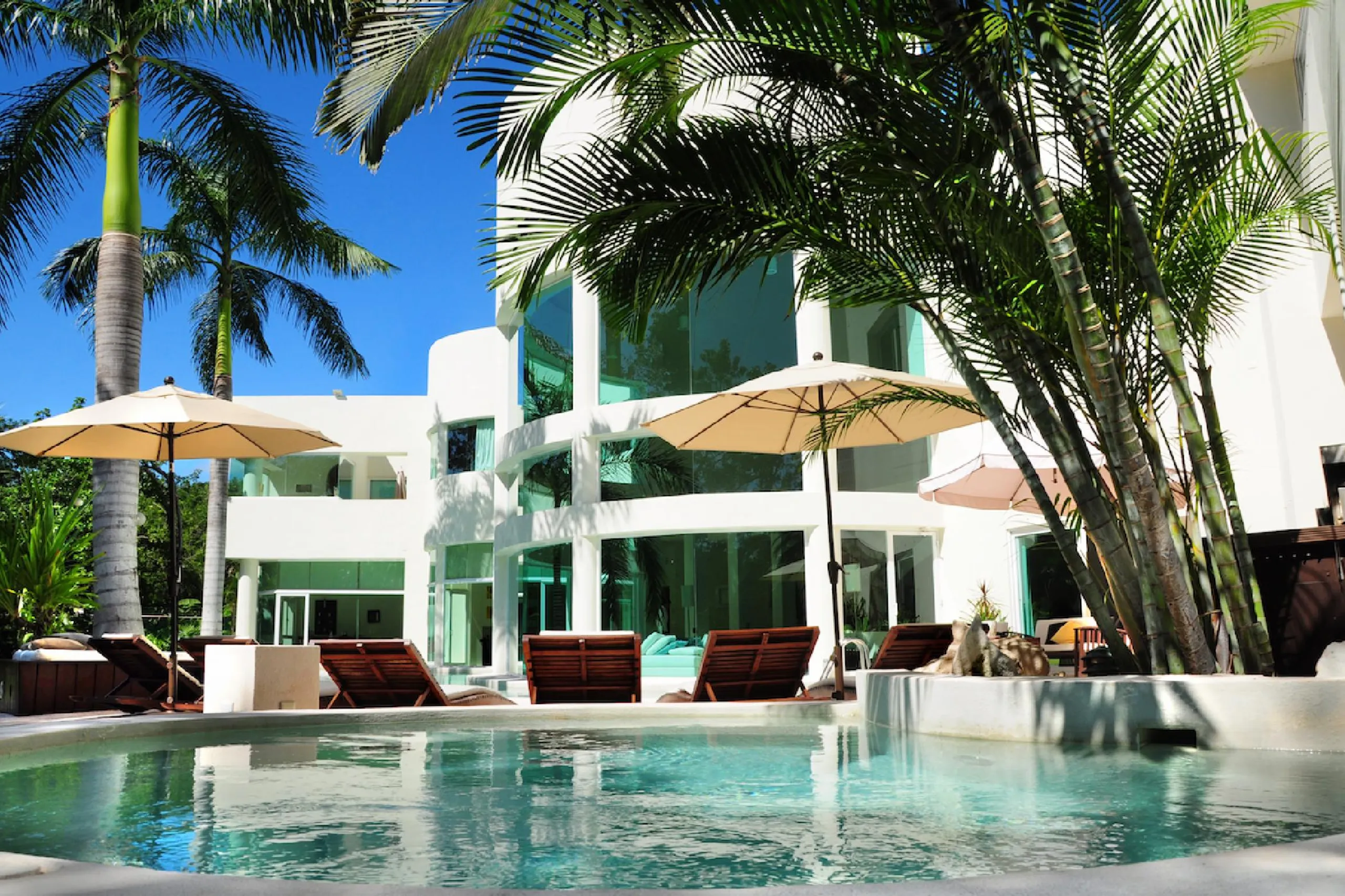 Ultra Modern Architectural Grand Villa with Surrounding Pool — photograph 4