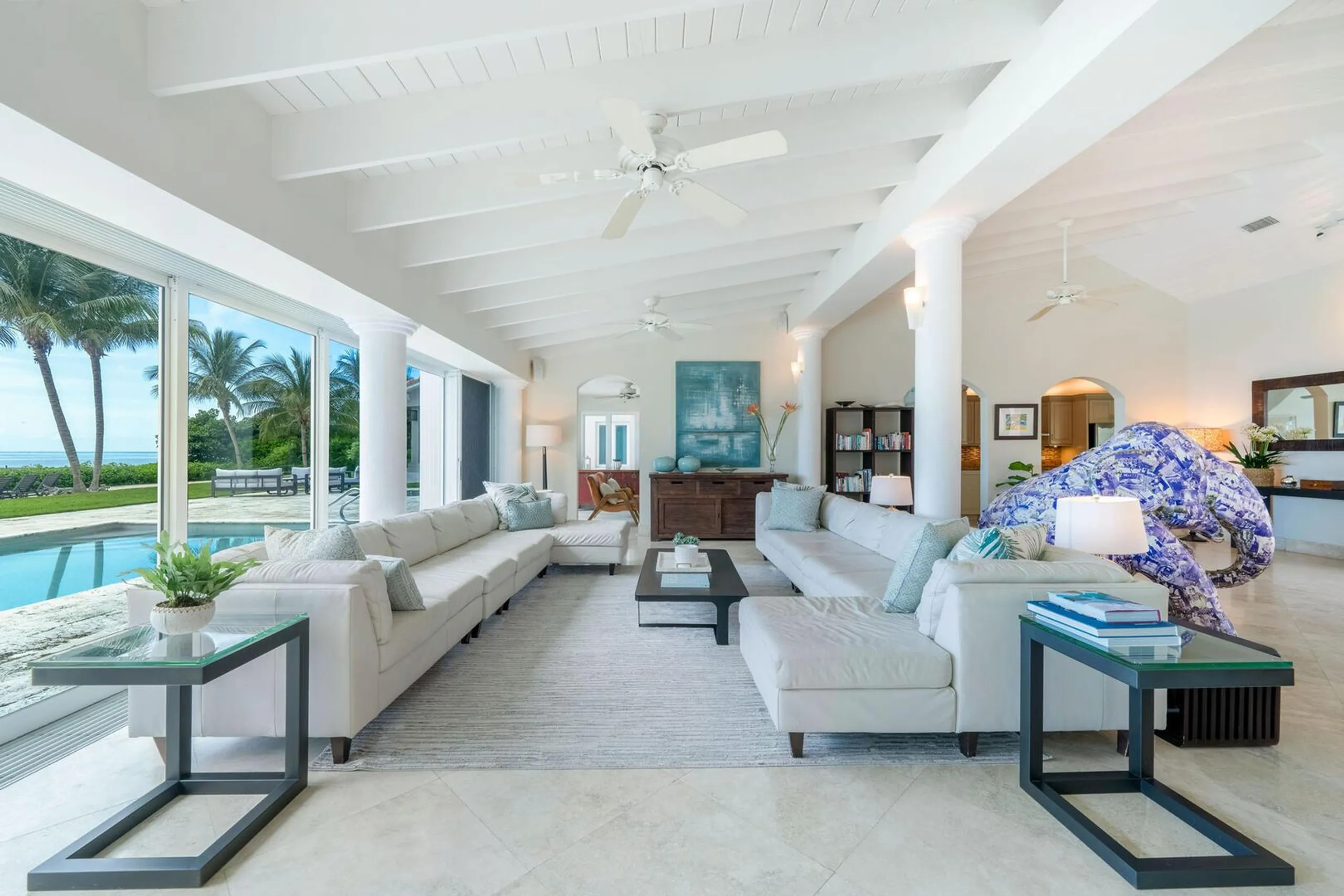 Beachfront Elegance Villa: Caribbean Panorama Views with 75-Foot Private Pool and Hot Tub — photograph 7
