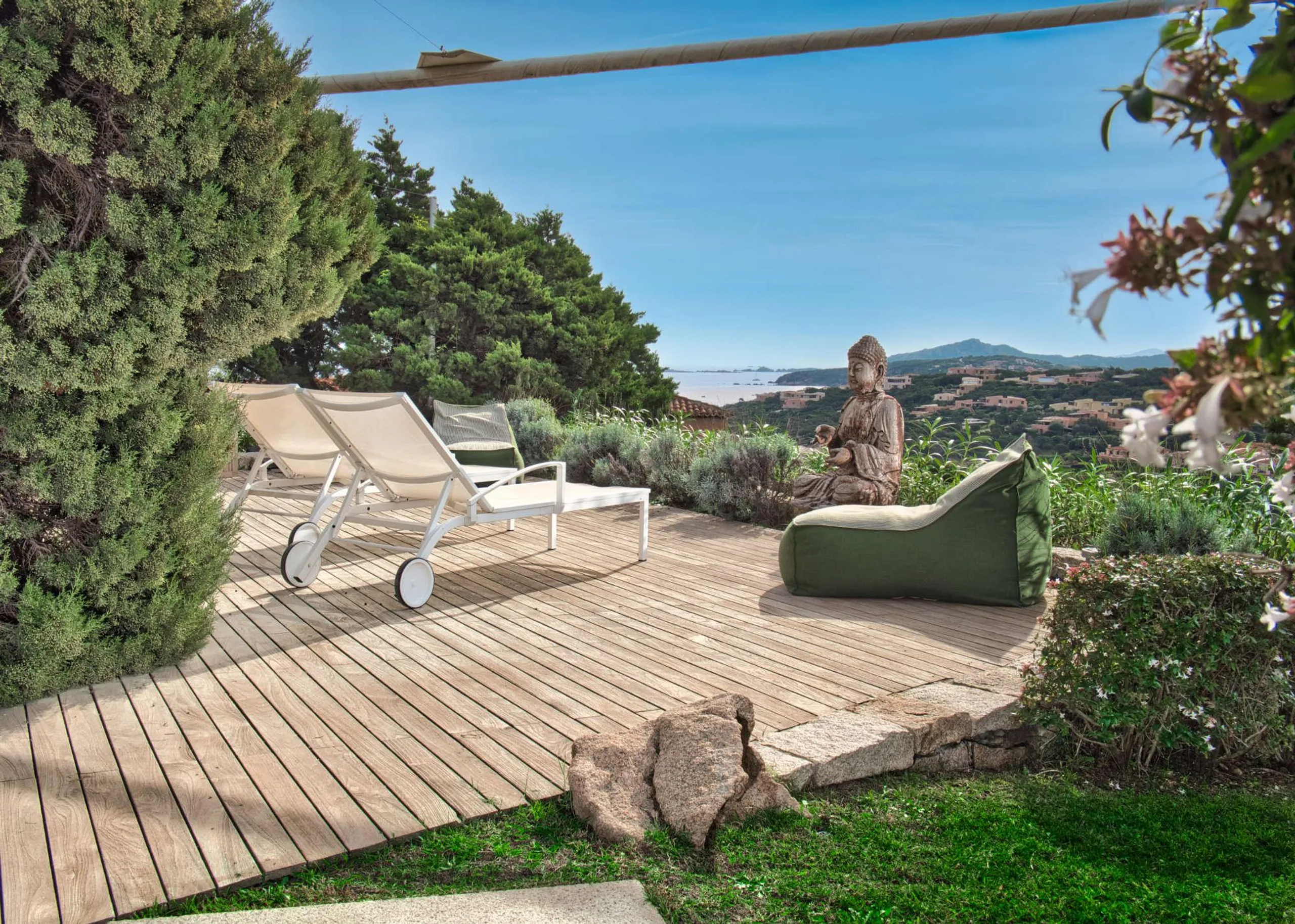 Unveiling tranquility in a Five-Bedroom Haven with Poolside Bliss. — photograph 4