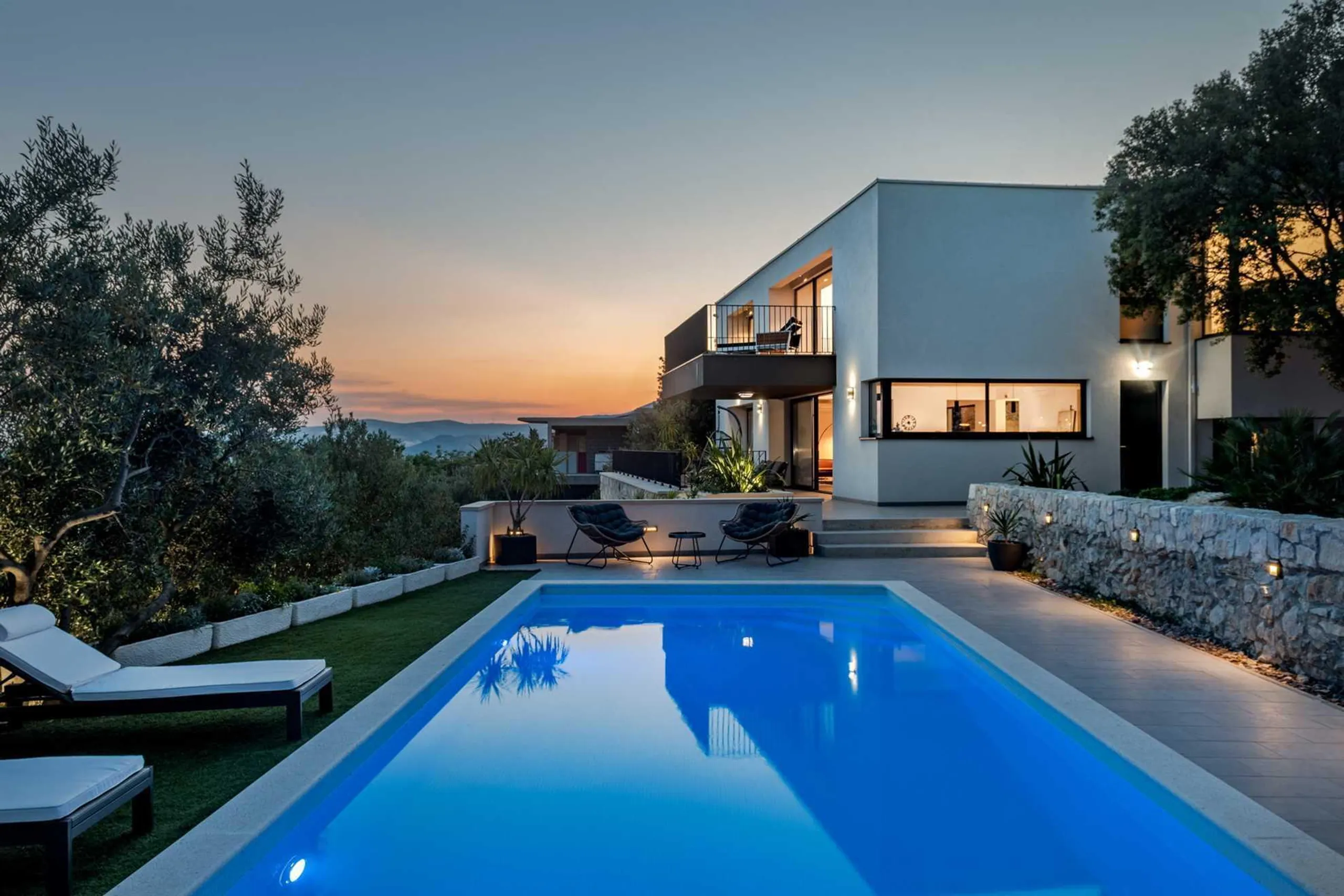 Richly textured Villa with Pool, Sauna, Verdant Garden and Sea Views, Kastel Kambelovac