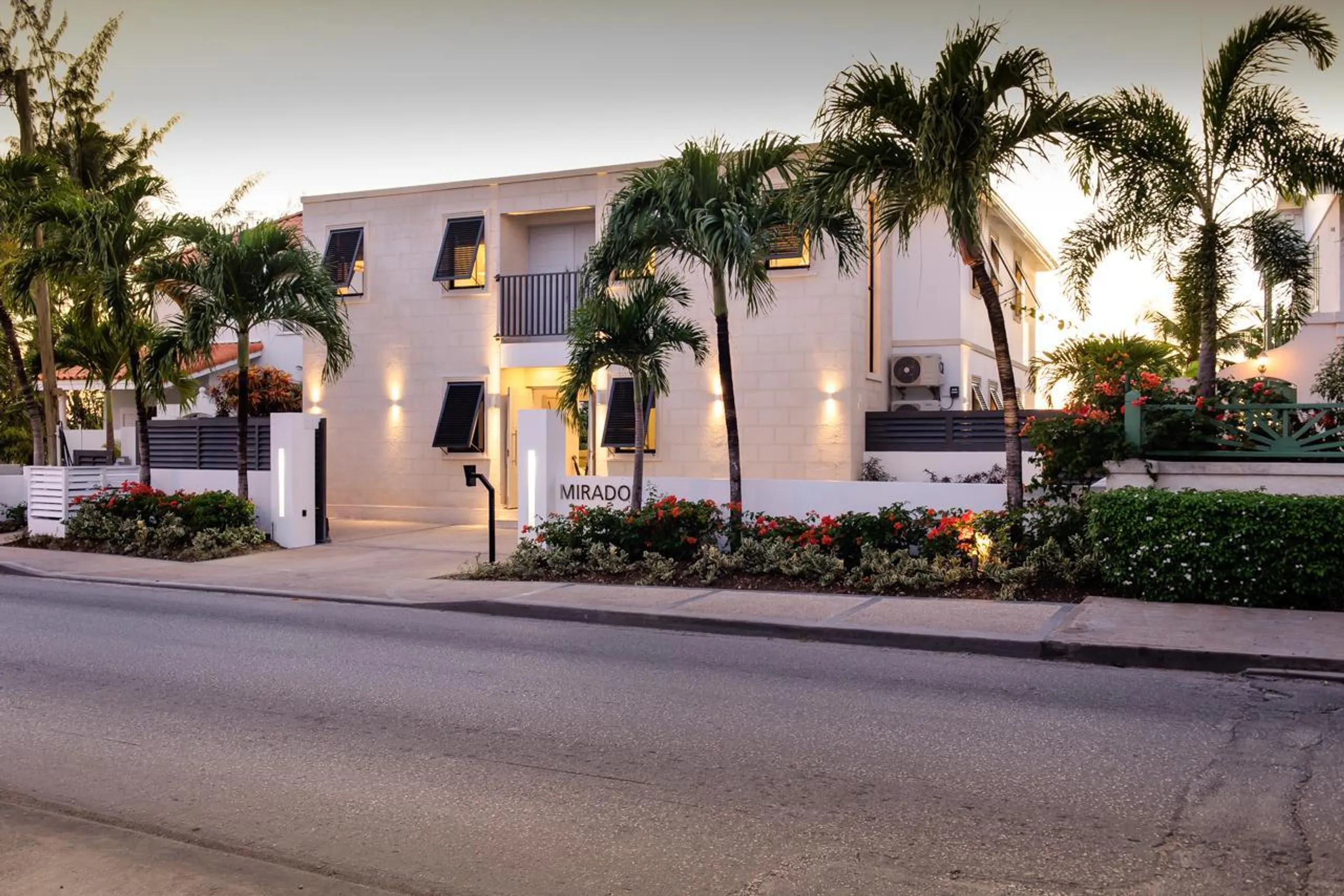Barbados Beachfront Contemporary Villa with Tropical Ambiance and Stunning Views of the Caribbean Sea — photograph 8