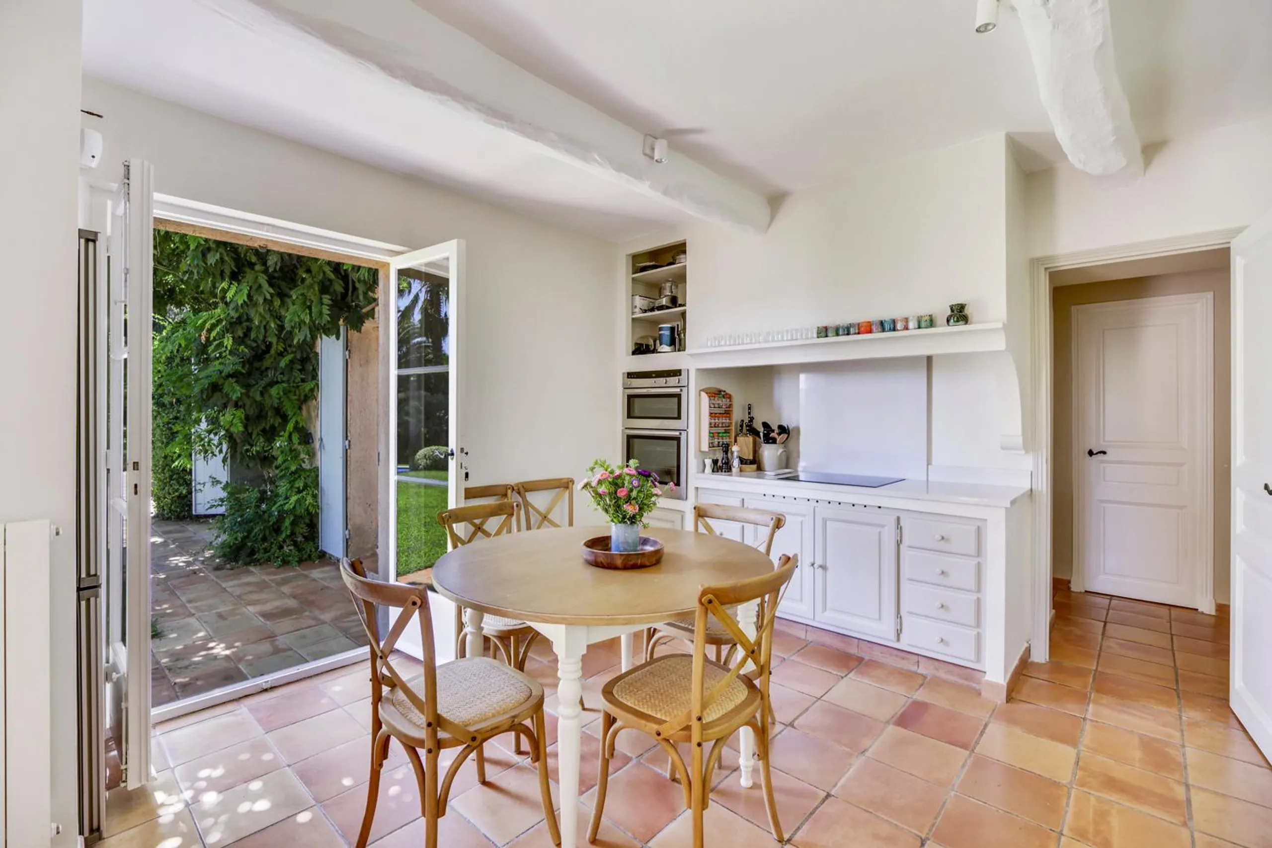 Embellished 6BR Villa with Private Pool and Overlooking Woodland — photograph 12