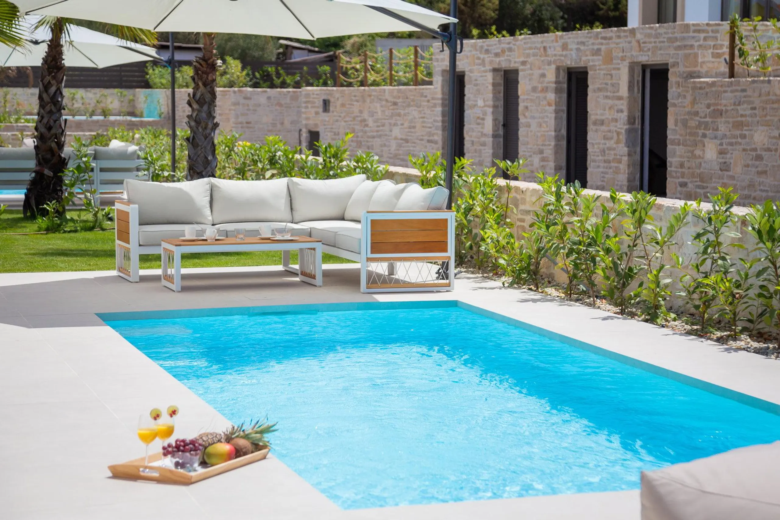 Gleaming Modern Villa with Pool and Sea Views — photograph 4