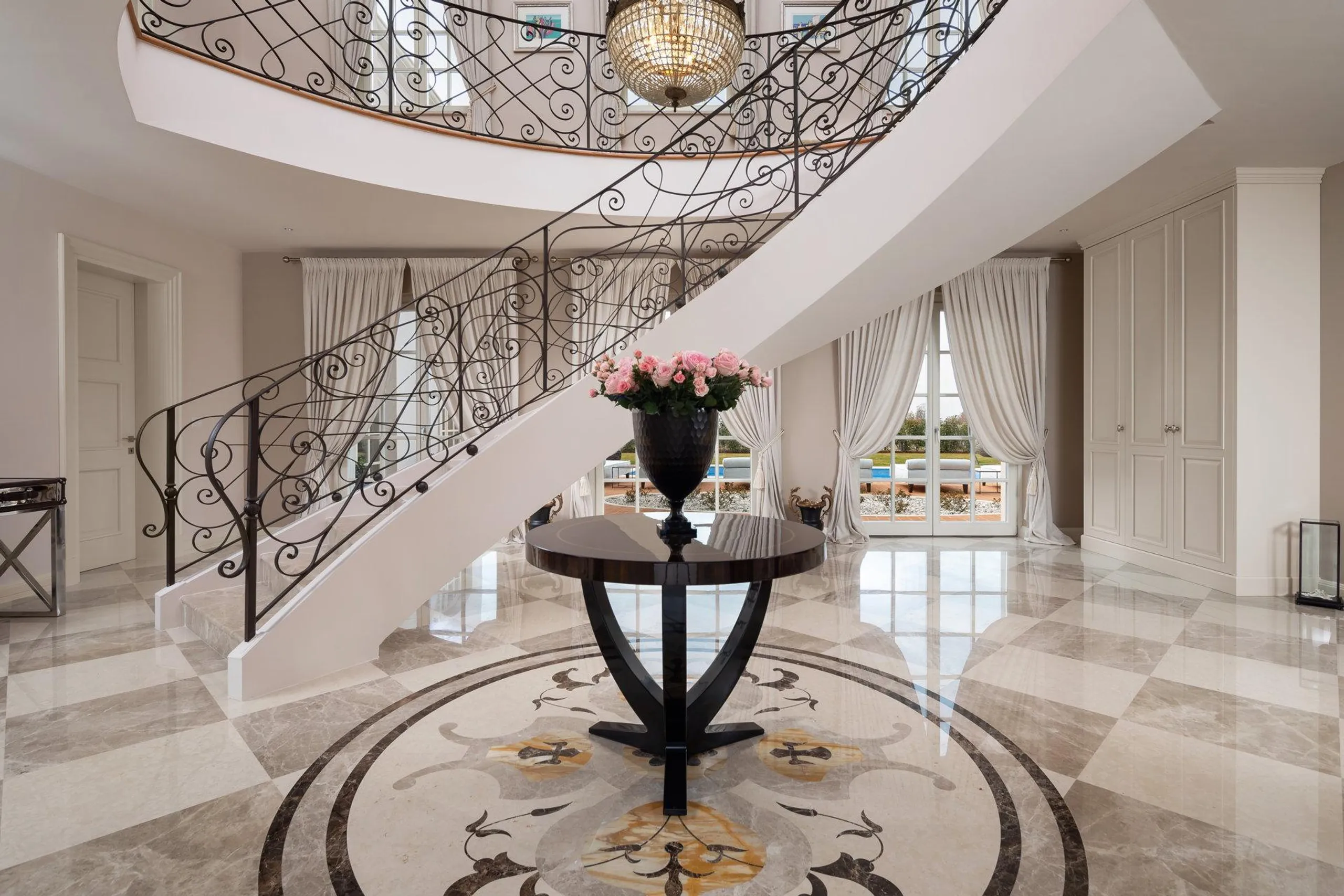 Palatial Gleaming White Villa with Private Pool a Scenic Views — photograph 8