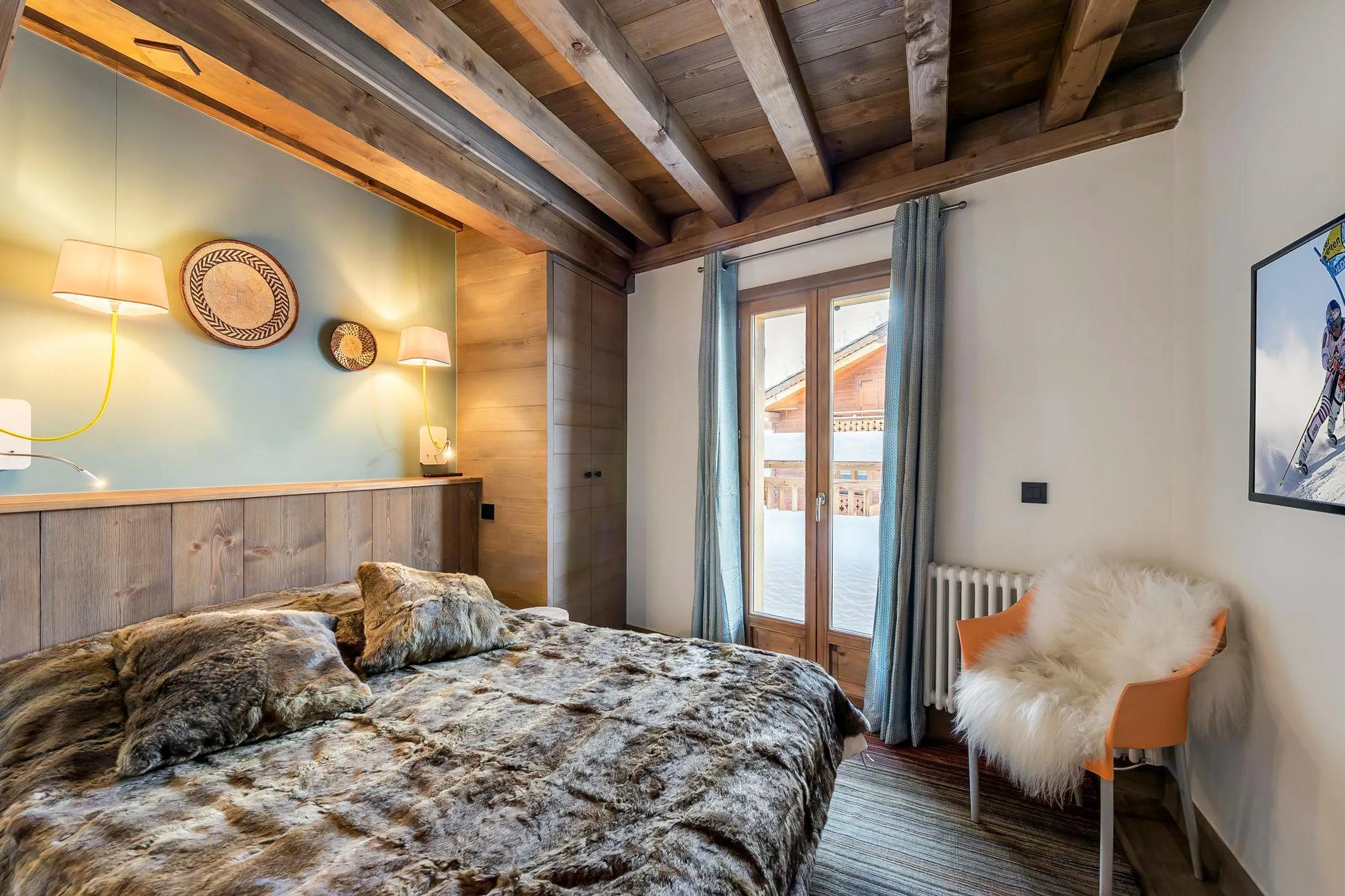 Posh Contemporary Villa with Sauna and Mountain Views — photograph 9