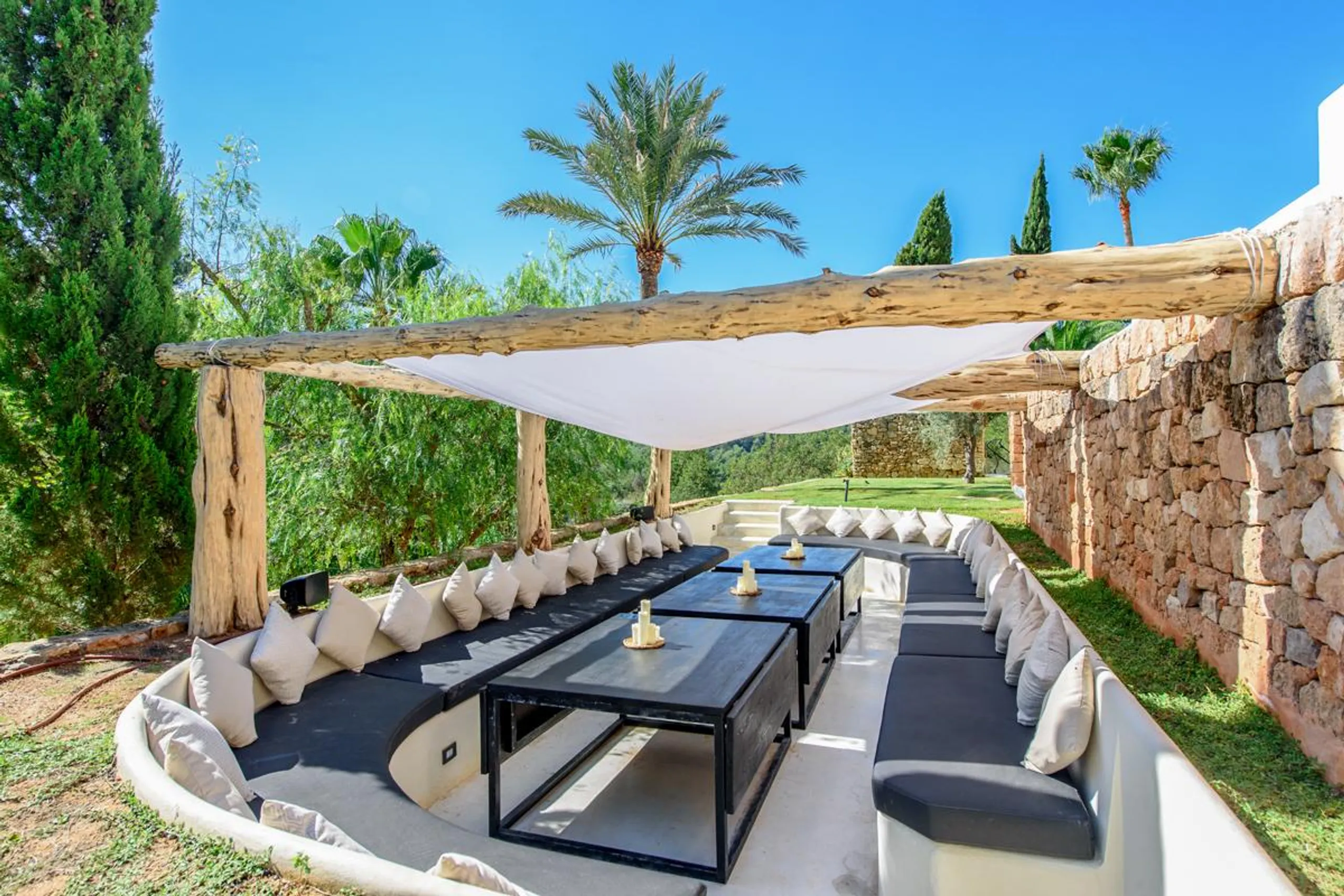 Princely Villa in San Joseph with Opulent Swimming Pool and Outdoor Terraces — photograph 4