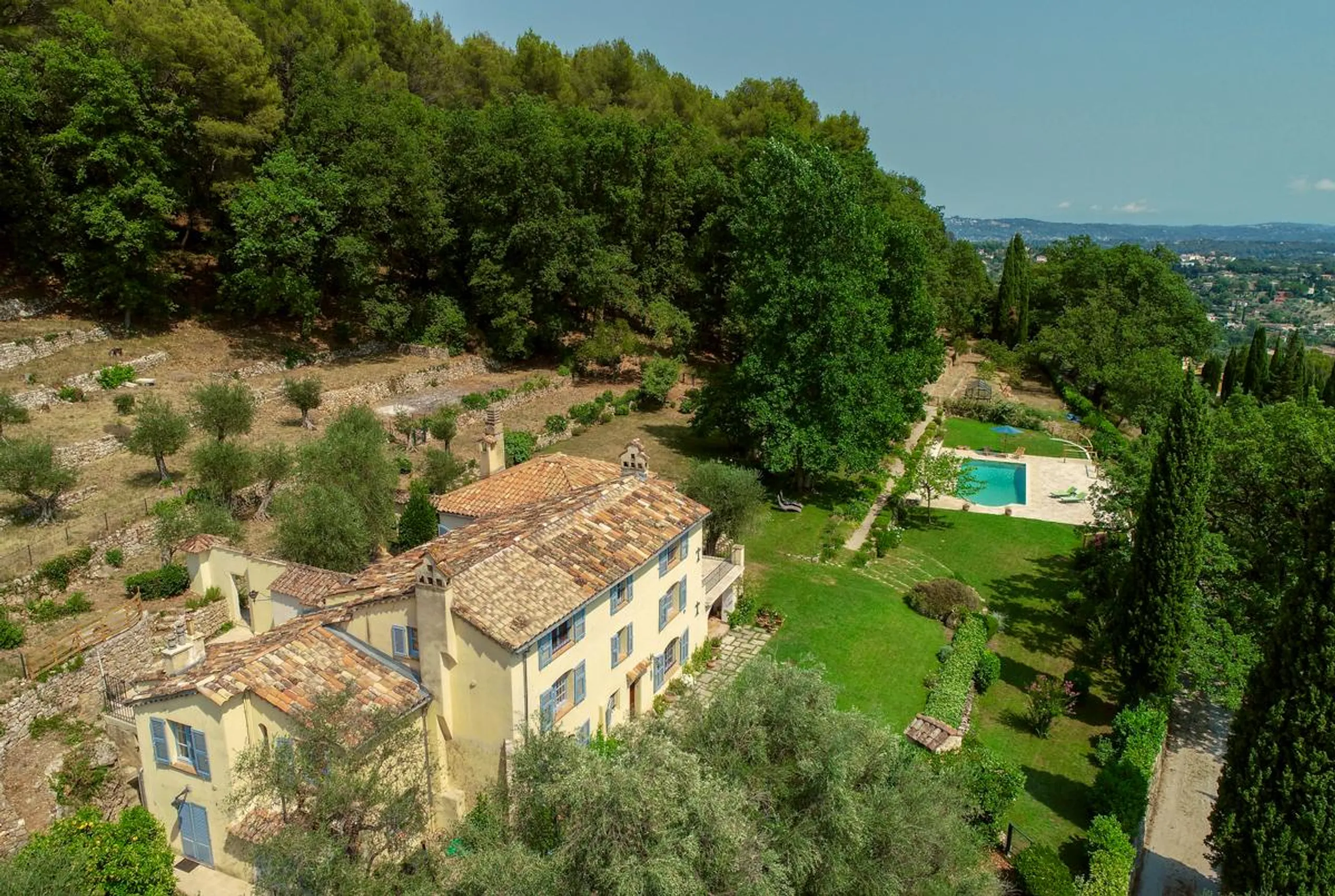 Historic 5-Bedroom Villa Near Cannes with Private Pool, Scenic Views, & Tranquil Grounds — photograph 4
