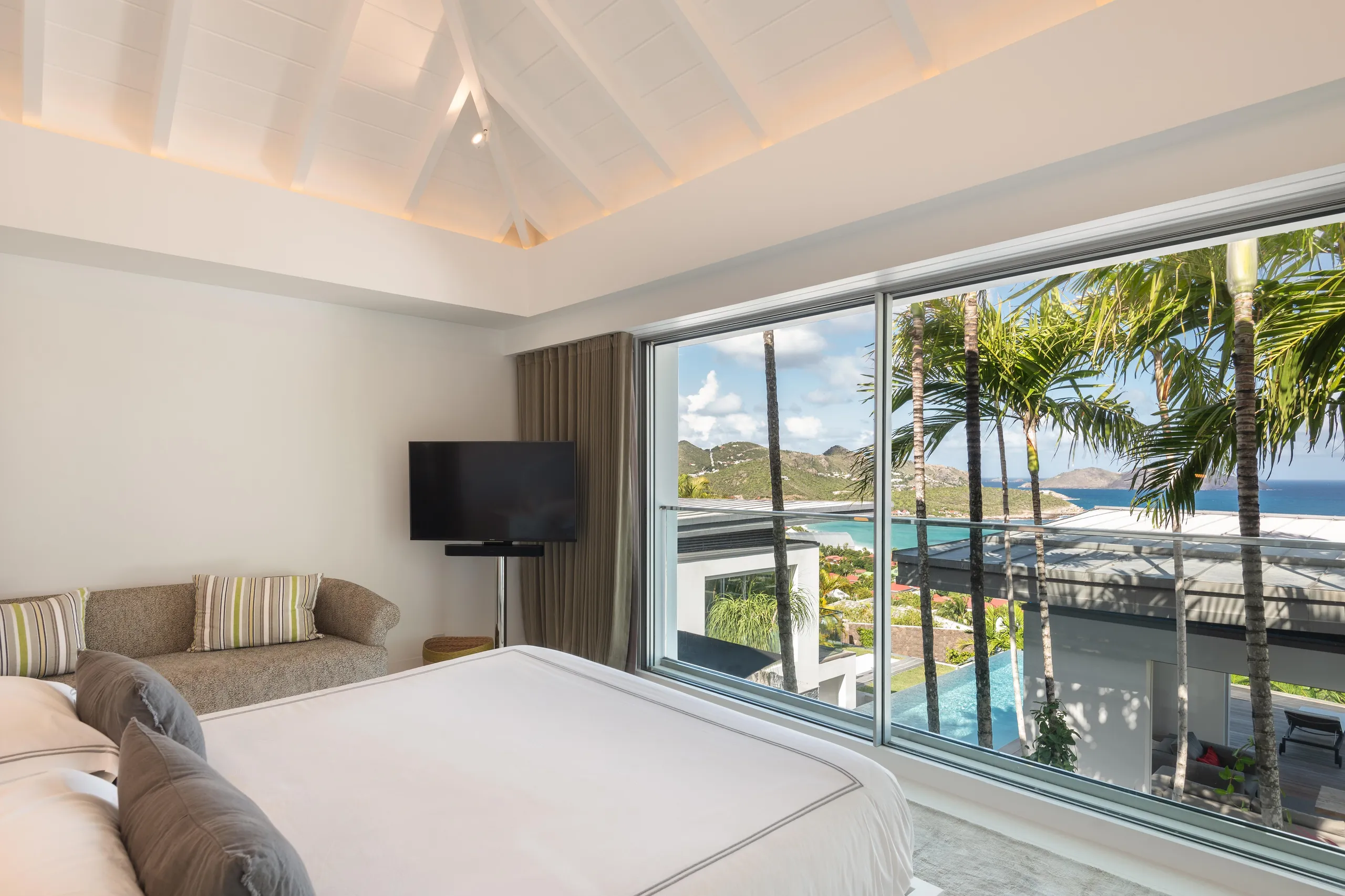 Opulent Villa with Private Pool and Fitness Room — photograph 10