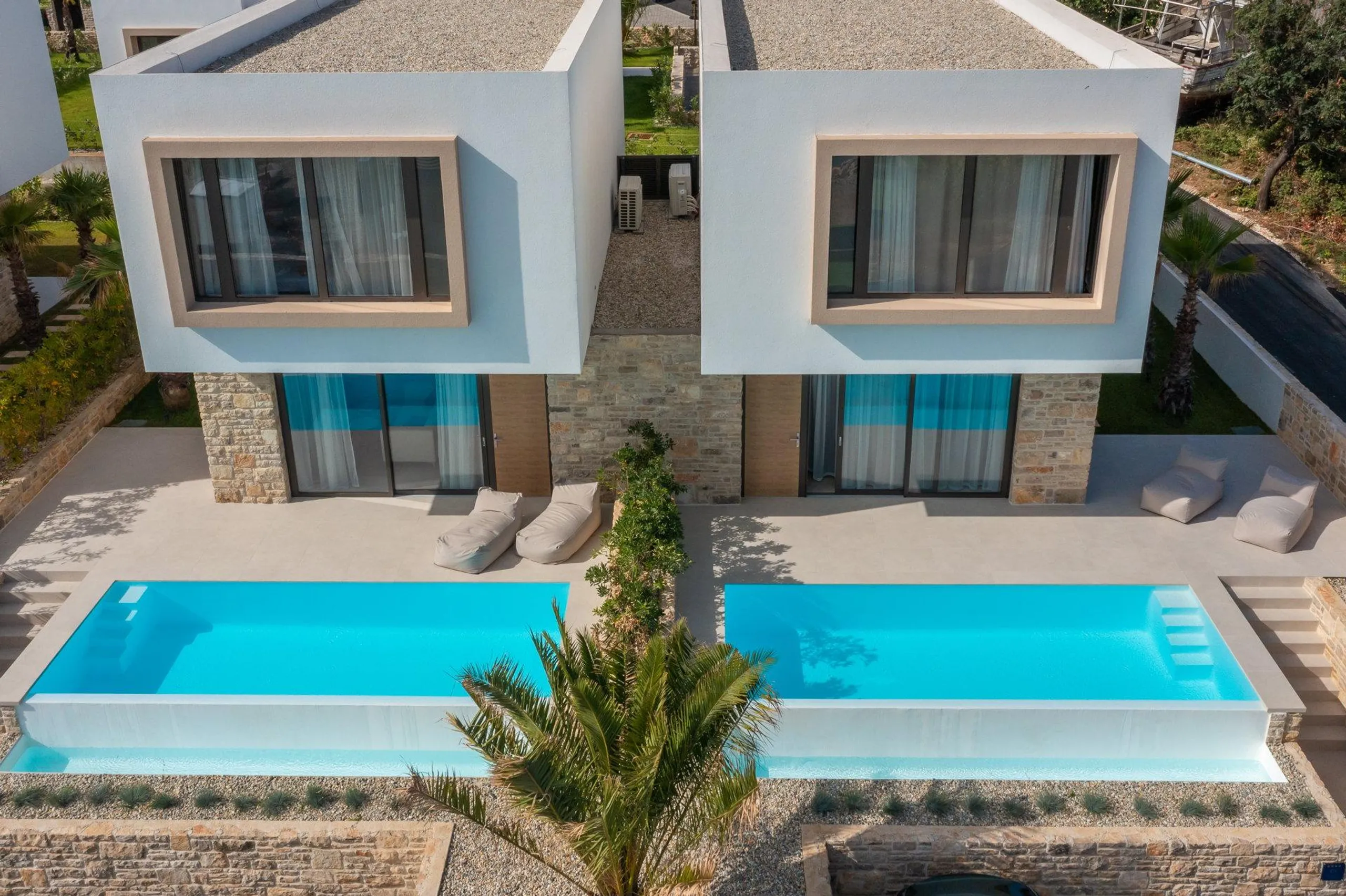 Stately 6BR Villa with Pool and Crystal Sea Nearby — photograph 7