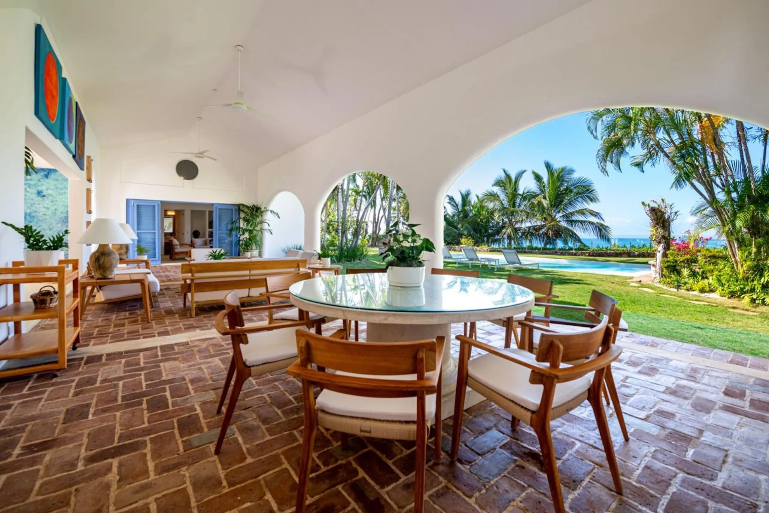 Exquisite Beachfront Villa with Private Pool and Panoramic Sea Views — photograph 12