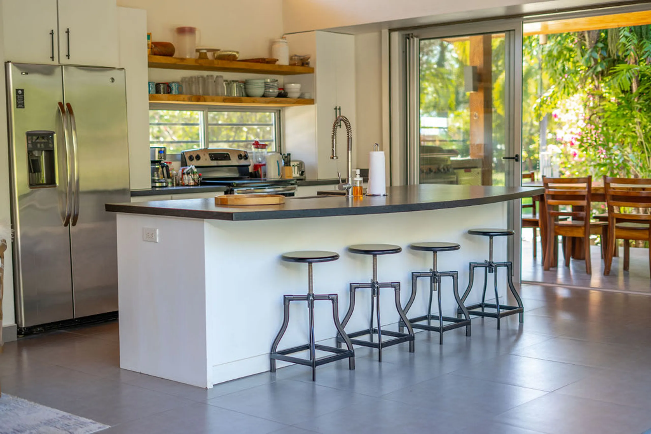 Exquisite Modern Villa with Private Pool, Steps from the Beach — photograph 6