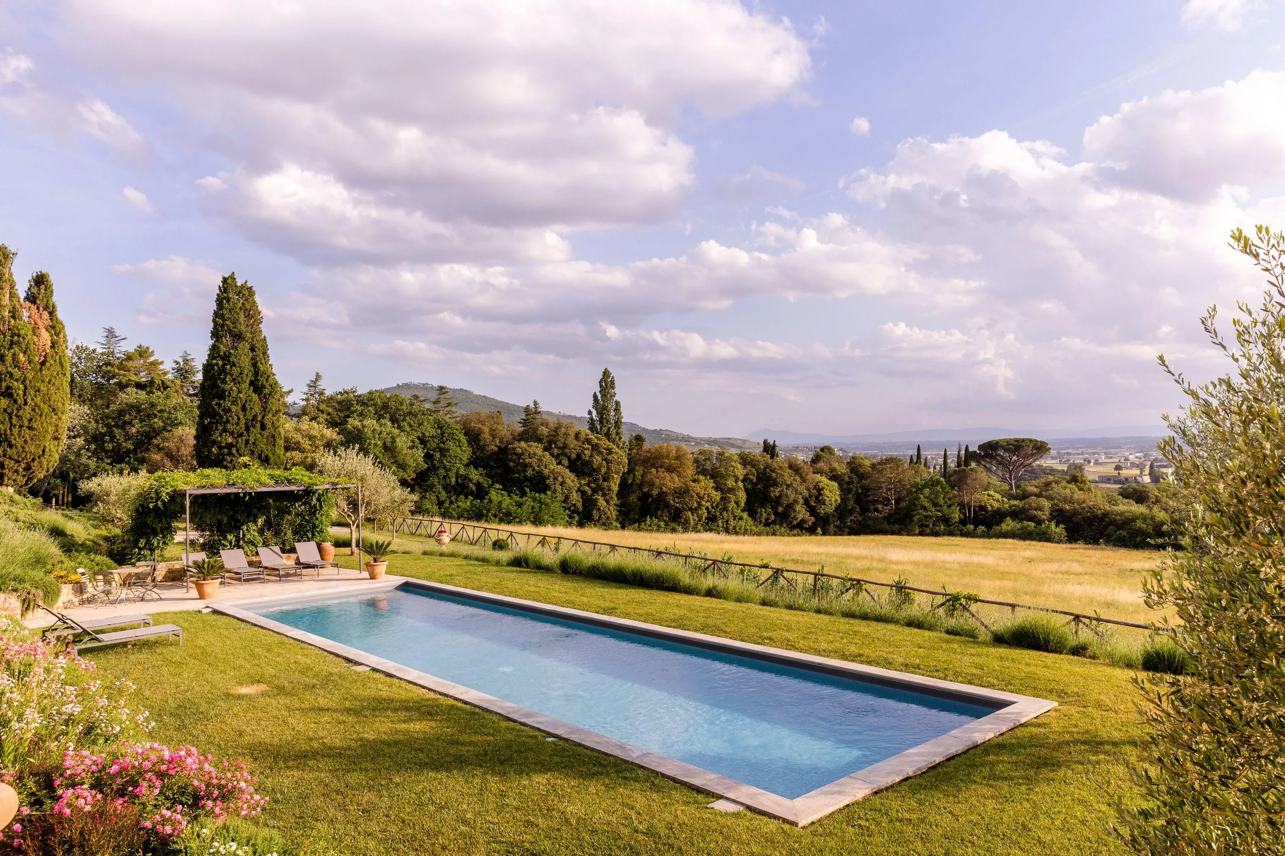 Resplendent Luxury Estate in Cortona with Private Pool and Dining Al-Fresco — photograph 11