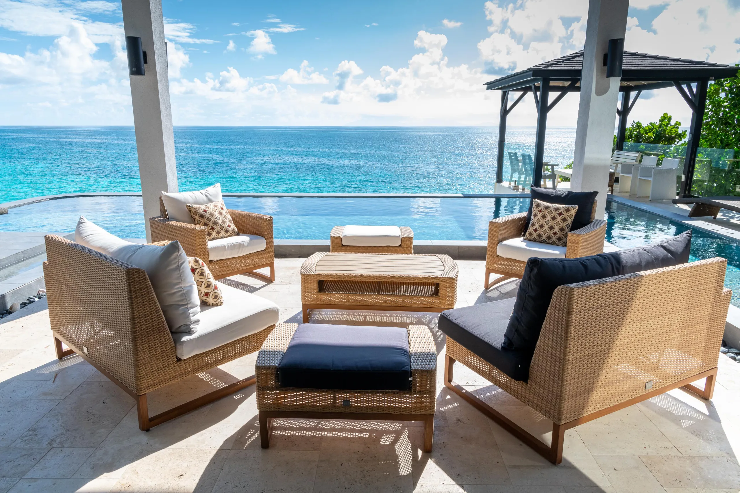 Indulgent Four-Bedroom Villa with Wrap-Around Infinity Pool, Private Gardens and Ocean Views — photograph 3