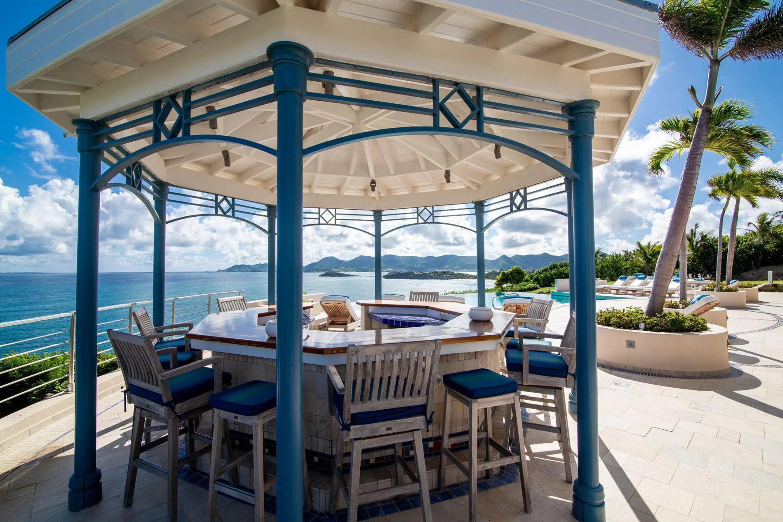 Majestic Clifftop Luxury Estate with Infinity Pool and Breathtaking Ocean Views — photograph 12
