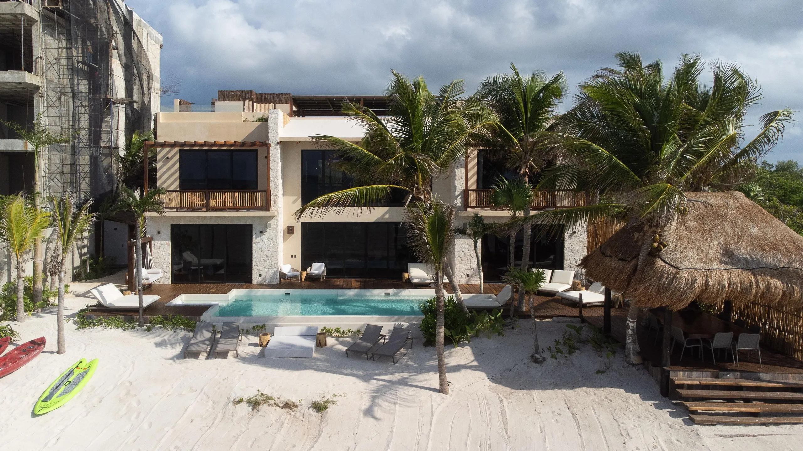 Beautiful Beachfront Estate with Infinity Pool and Ocean Views — photograph 10