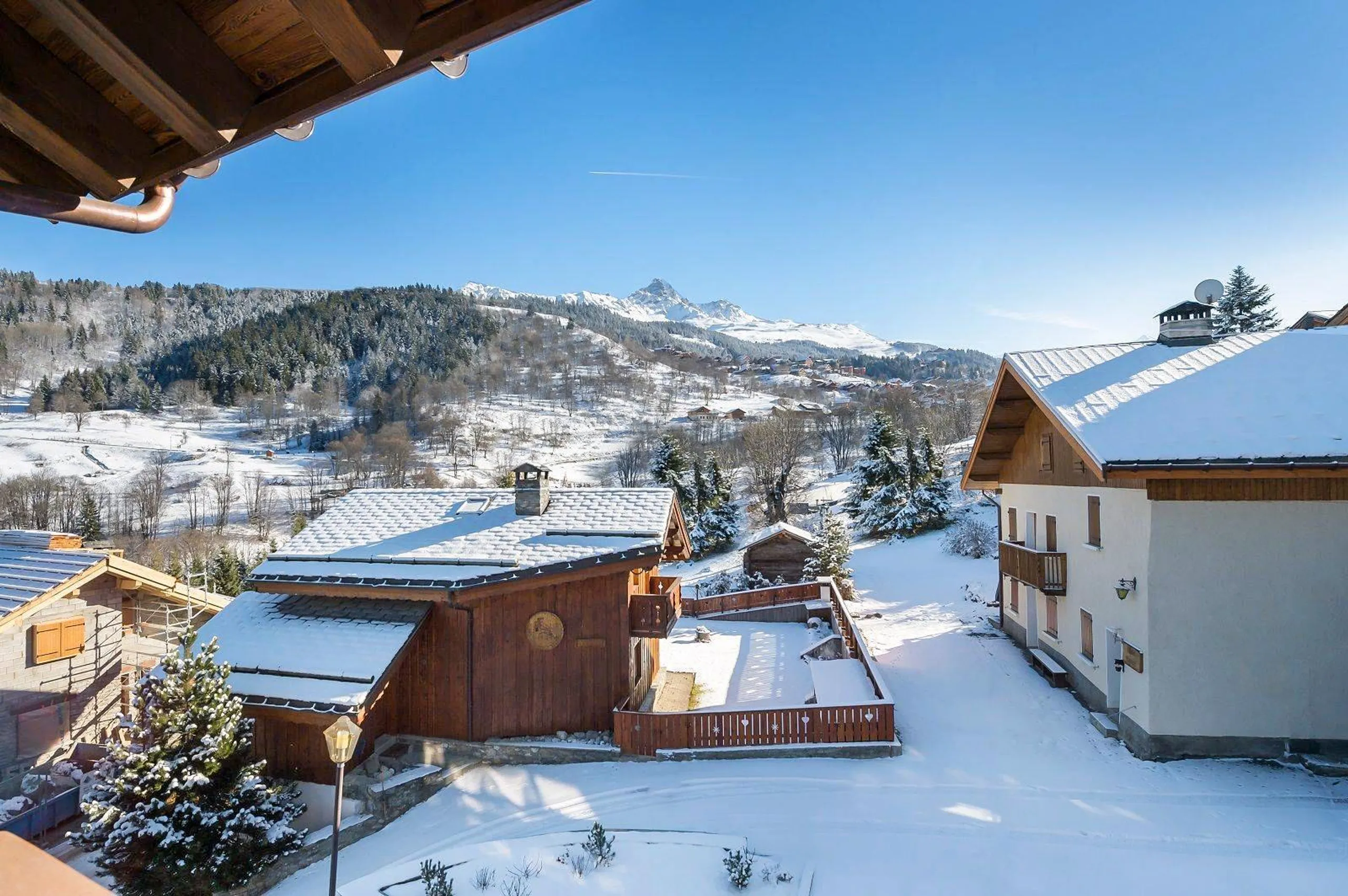 Majestic Mountain Villa with Outdoor Jacuzzi in Scenic Méribel — photograph 5