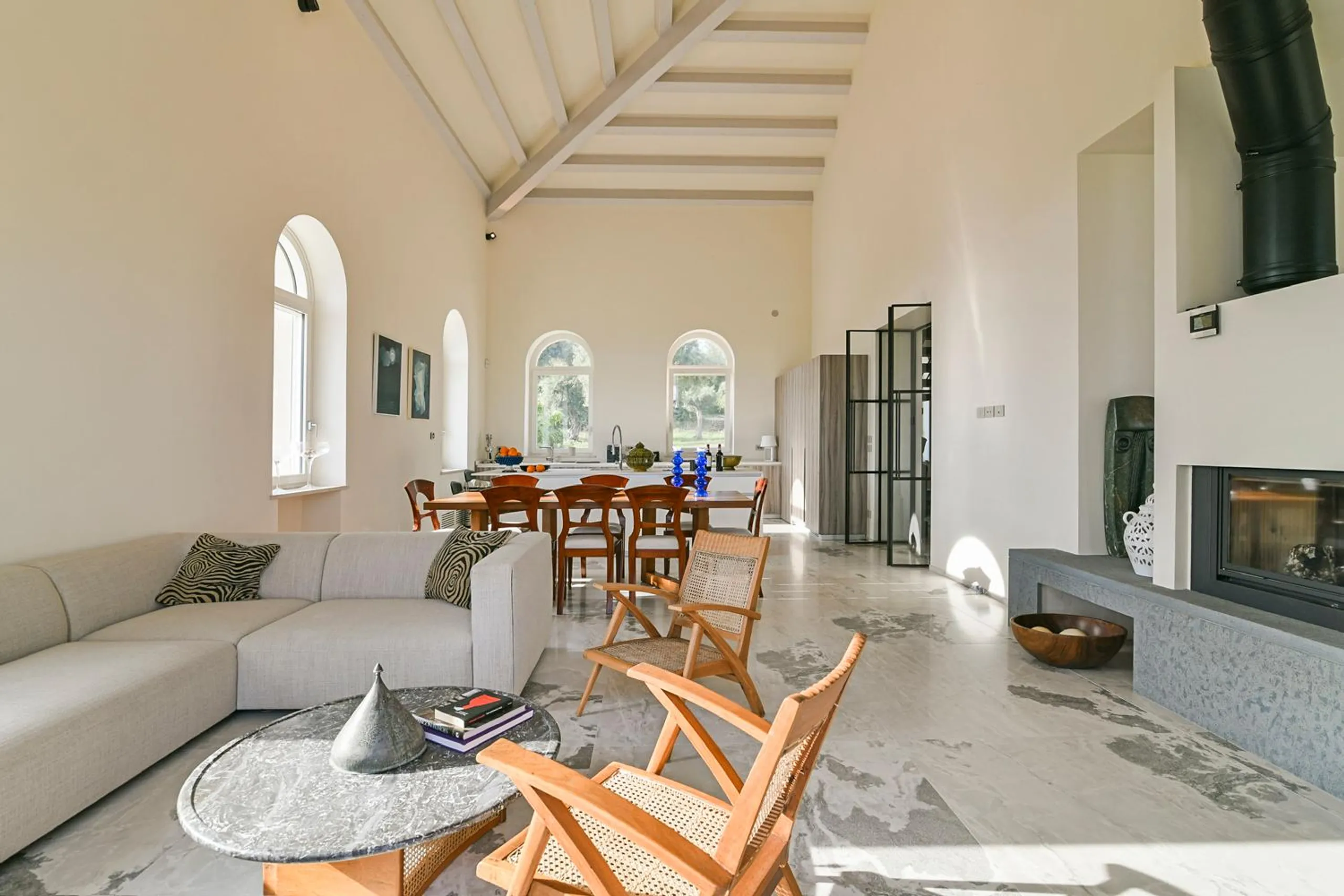 Chic Sicilian Villa with Private Infinity Pool and Scenic Terraces — photograph 8