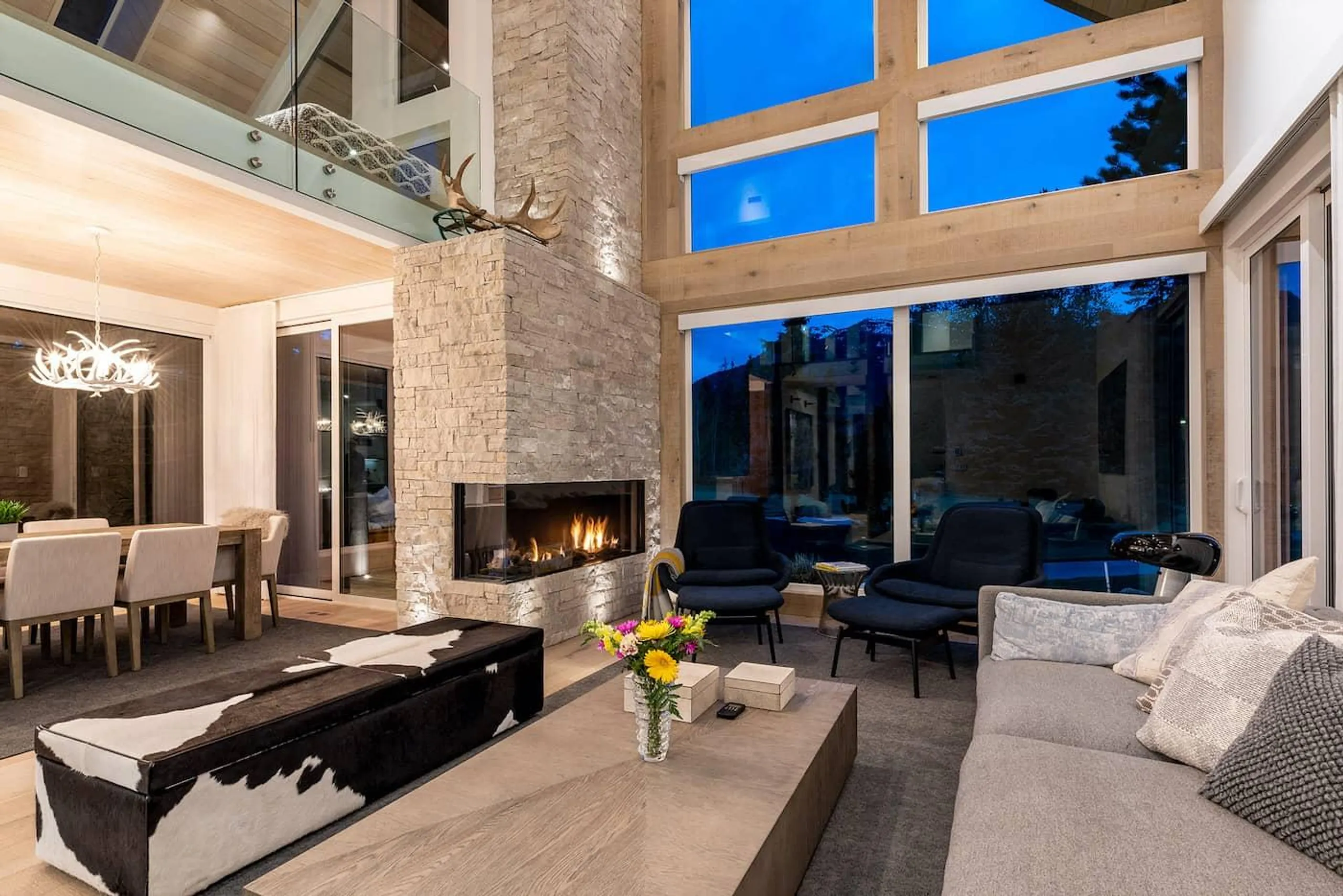 Luxurious Retreat with Majestic Mountain Views and Grandiose Poolside Elegance VILLAWAY® — photograph 6