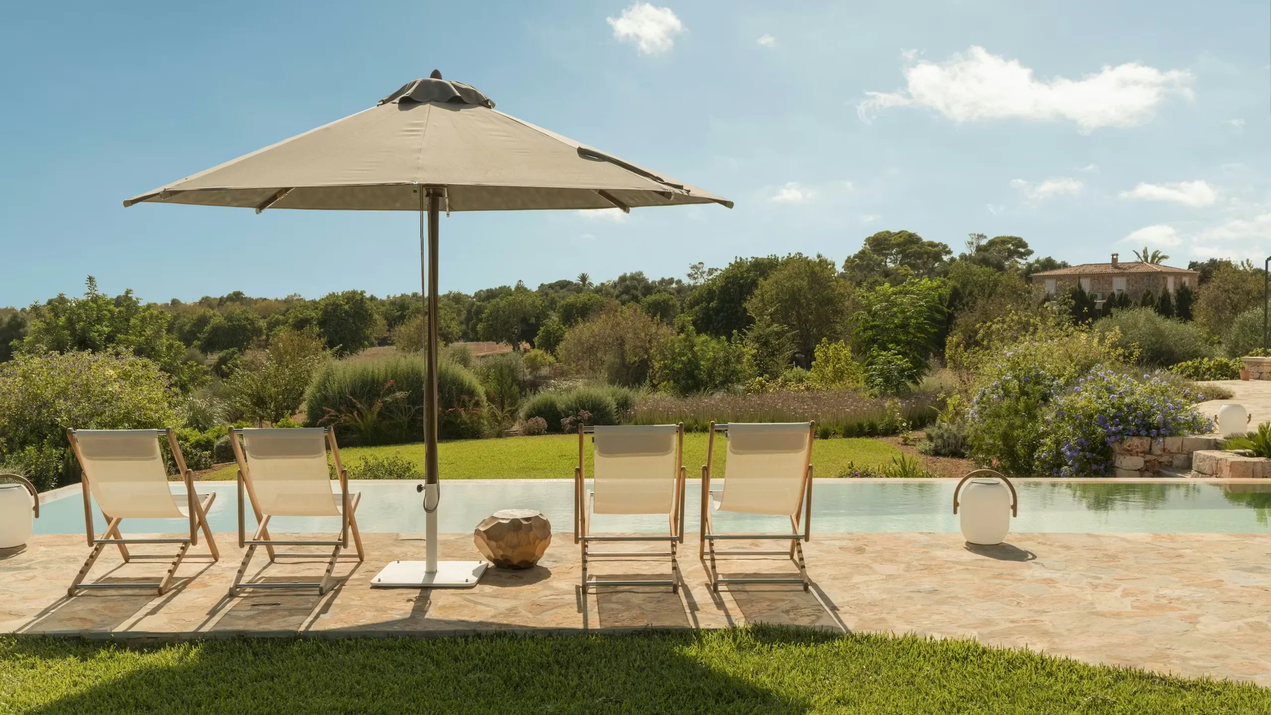 Enchanting Countryside Retreat with Infinity Pool and Scenic Views — photograph 4