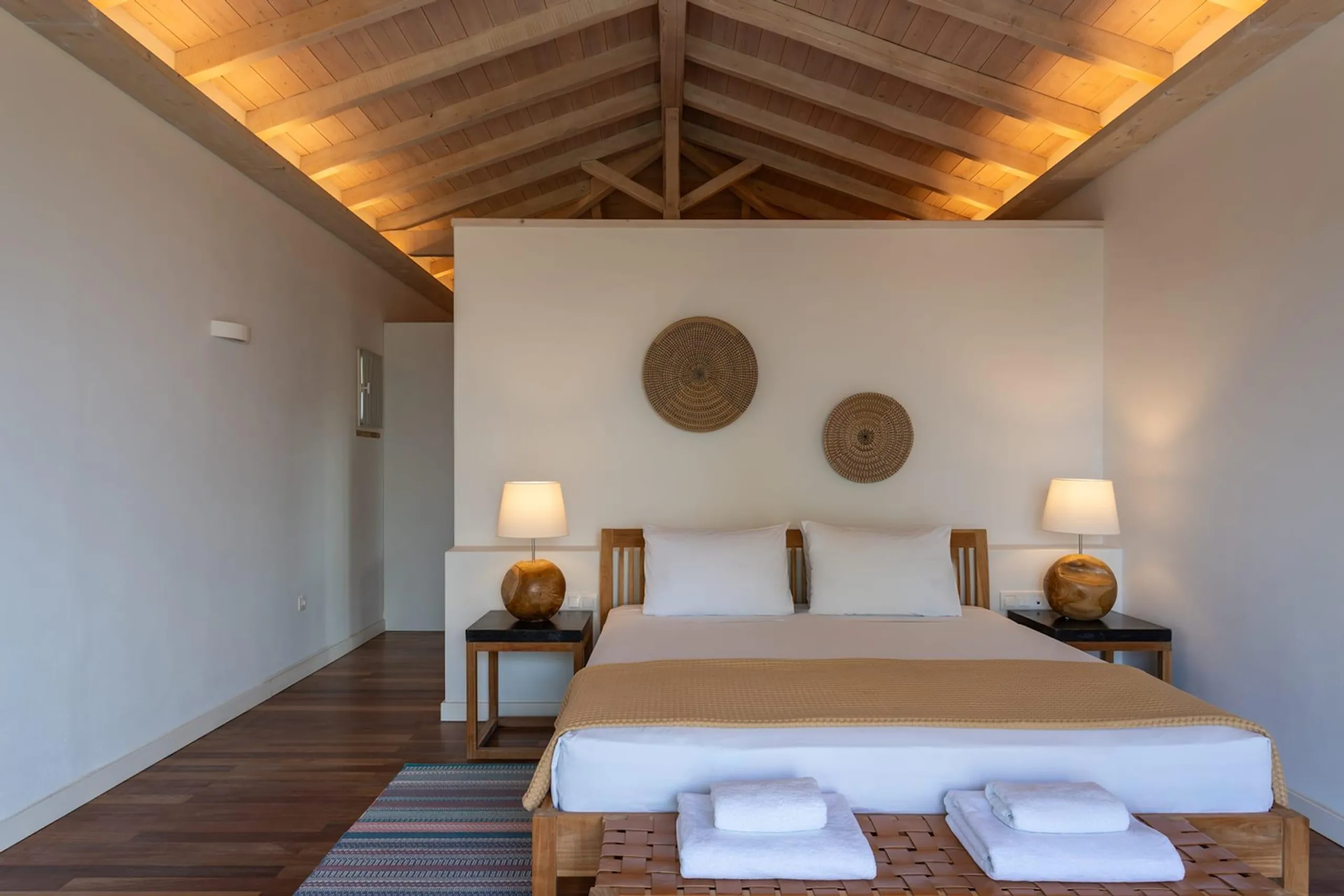 Elegant Balinese-Style Villa with Infinity Pool & Sea Views — photograph 7