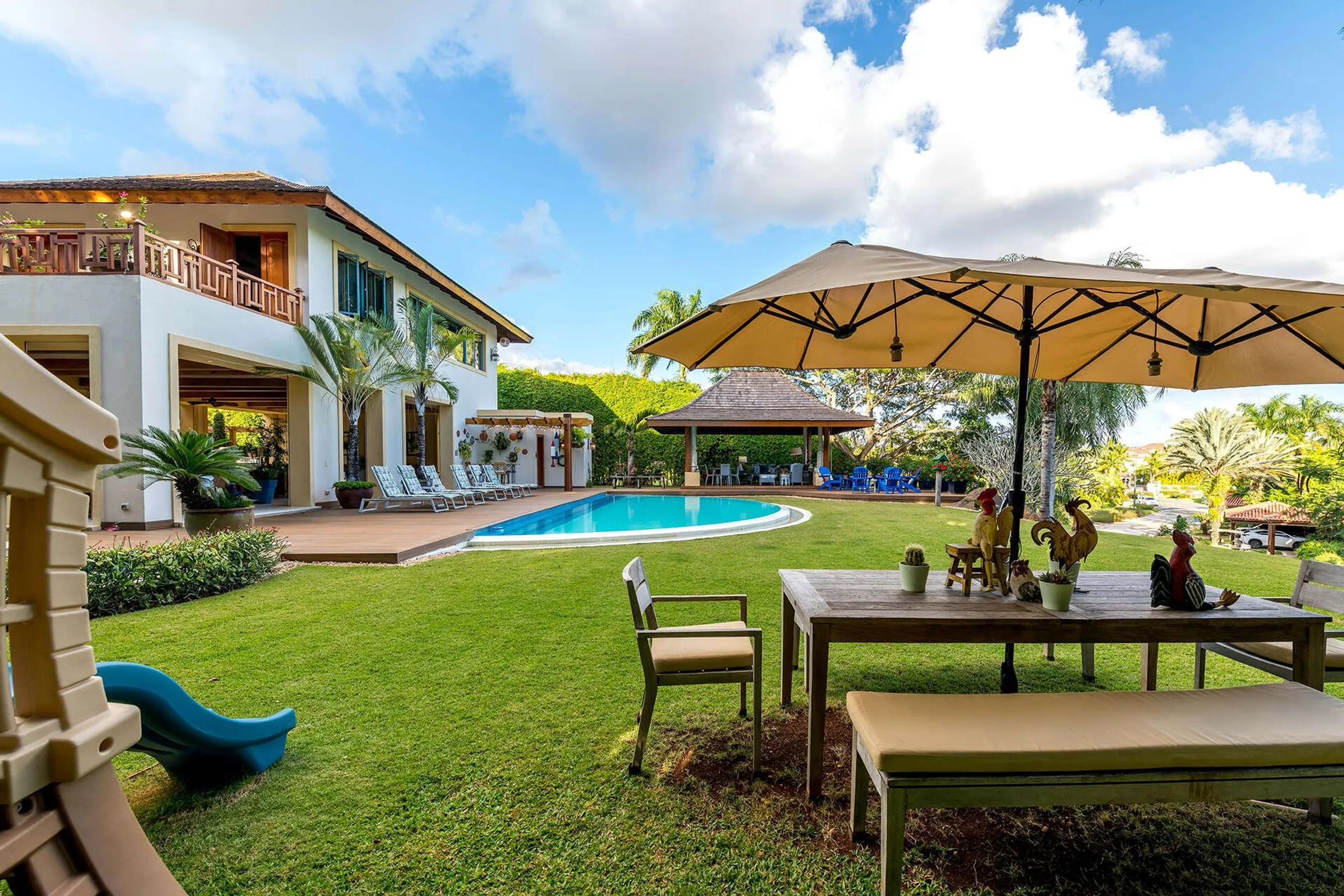 Stunning Balinese Styled Estate with Prestigious Grounds and Indoor/Outdoor Flow — photograph 12