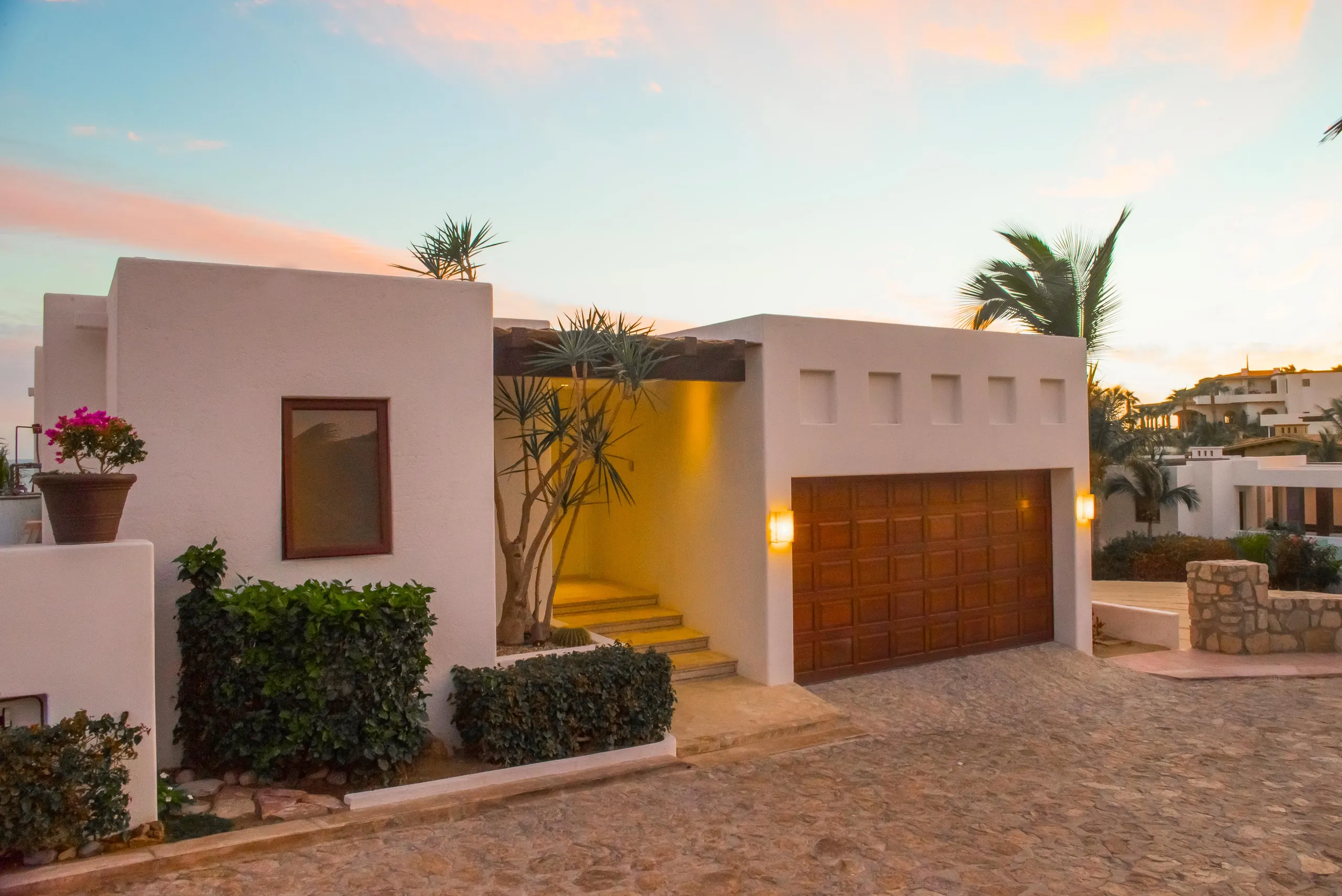 Incredible Pedregal Beachfront Estate with Infinity Pool and Ocean Views — photograph 10