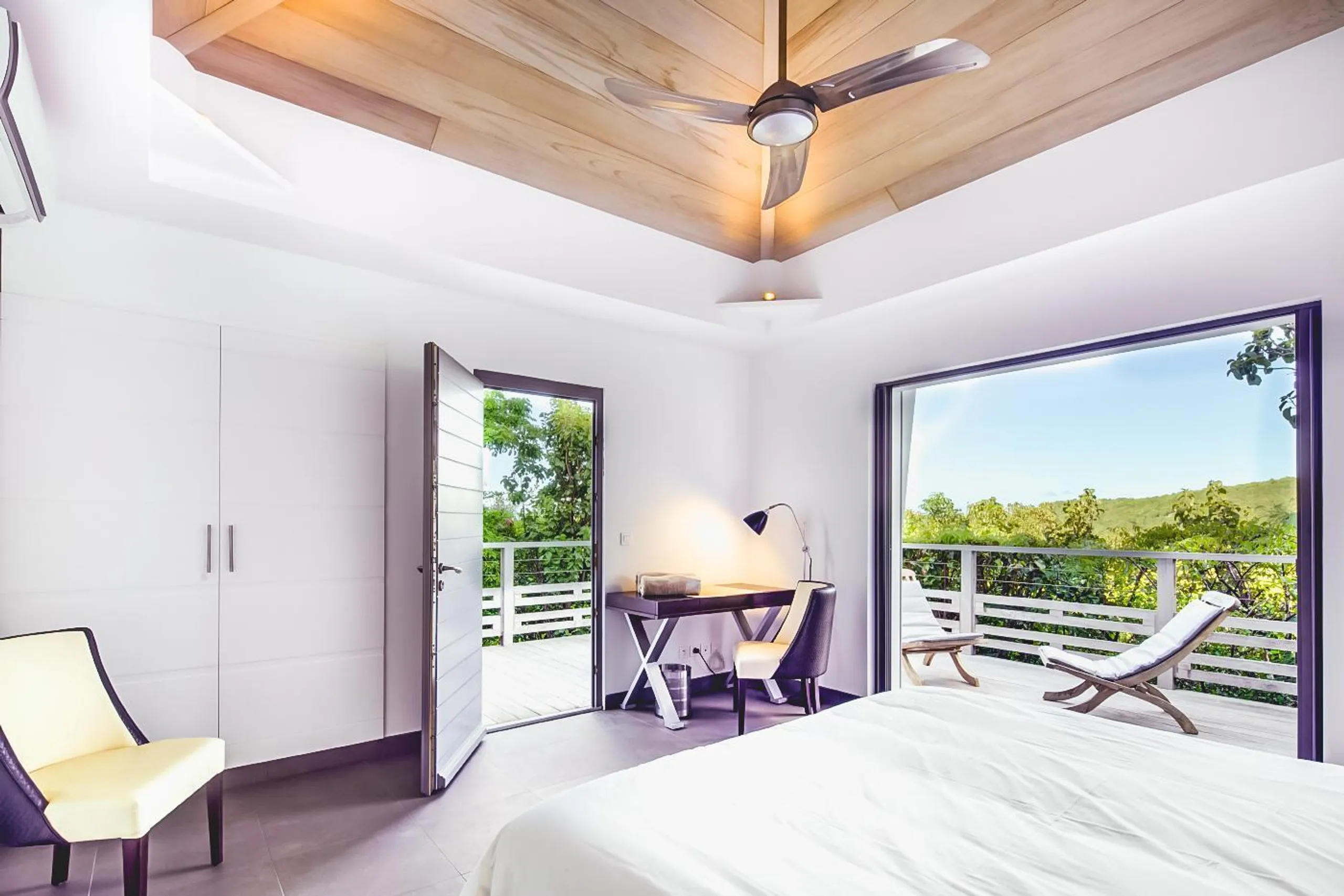 Gleaming Seaview Villa with Infinity Pool and Luxury Patio Lounge — photograph 9