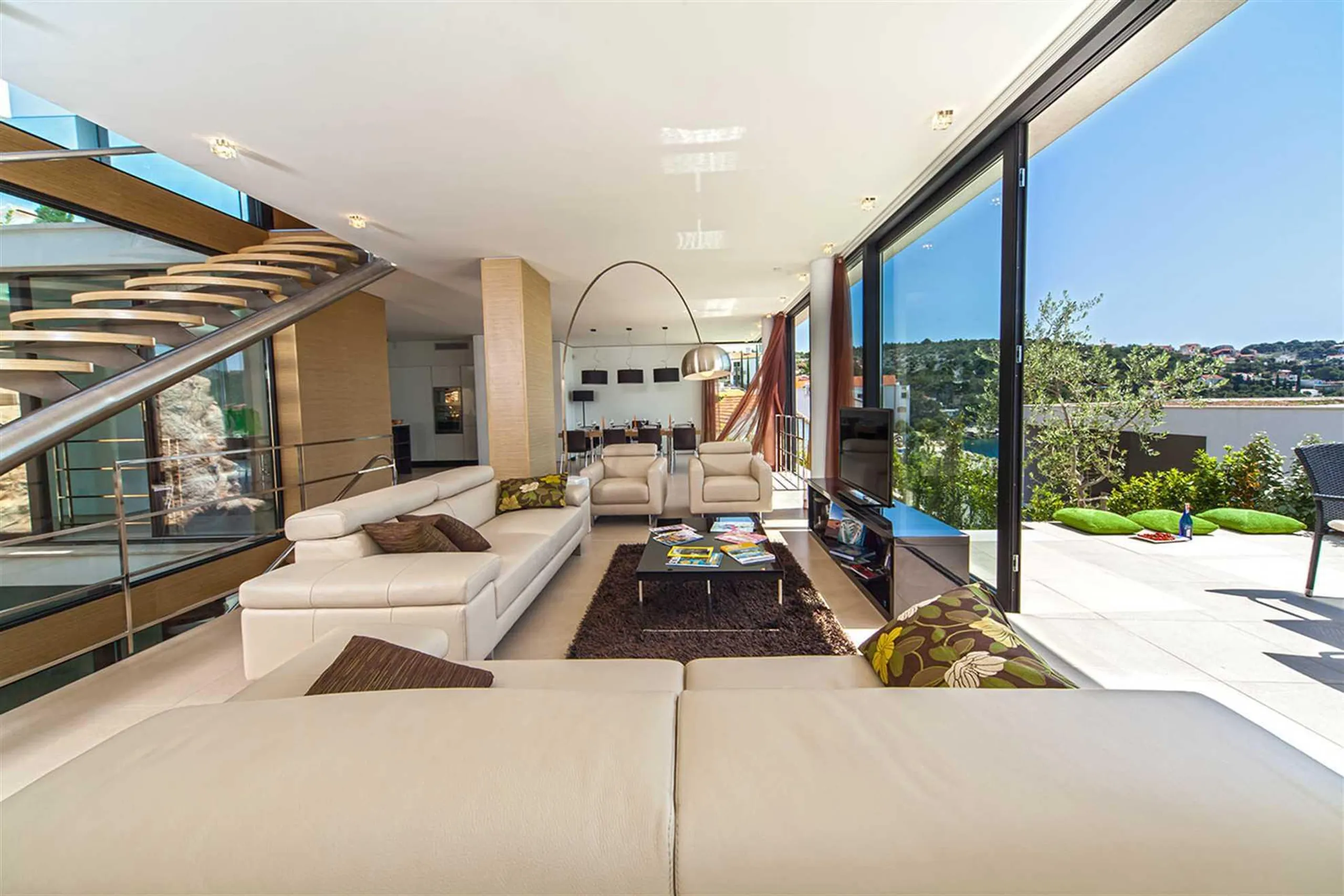 Plush Villa with Pool and Beautiful Sea Views — photograph 12