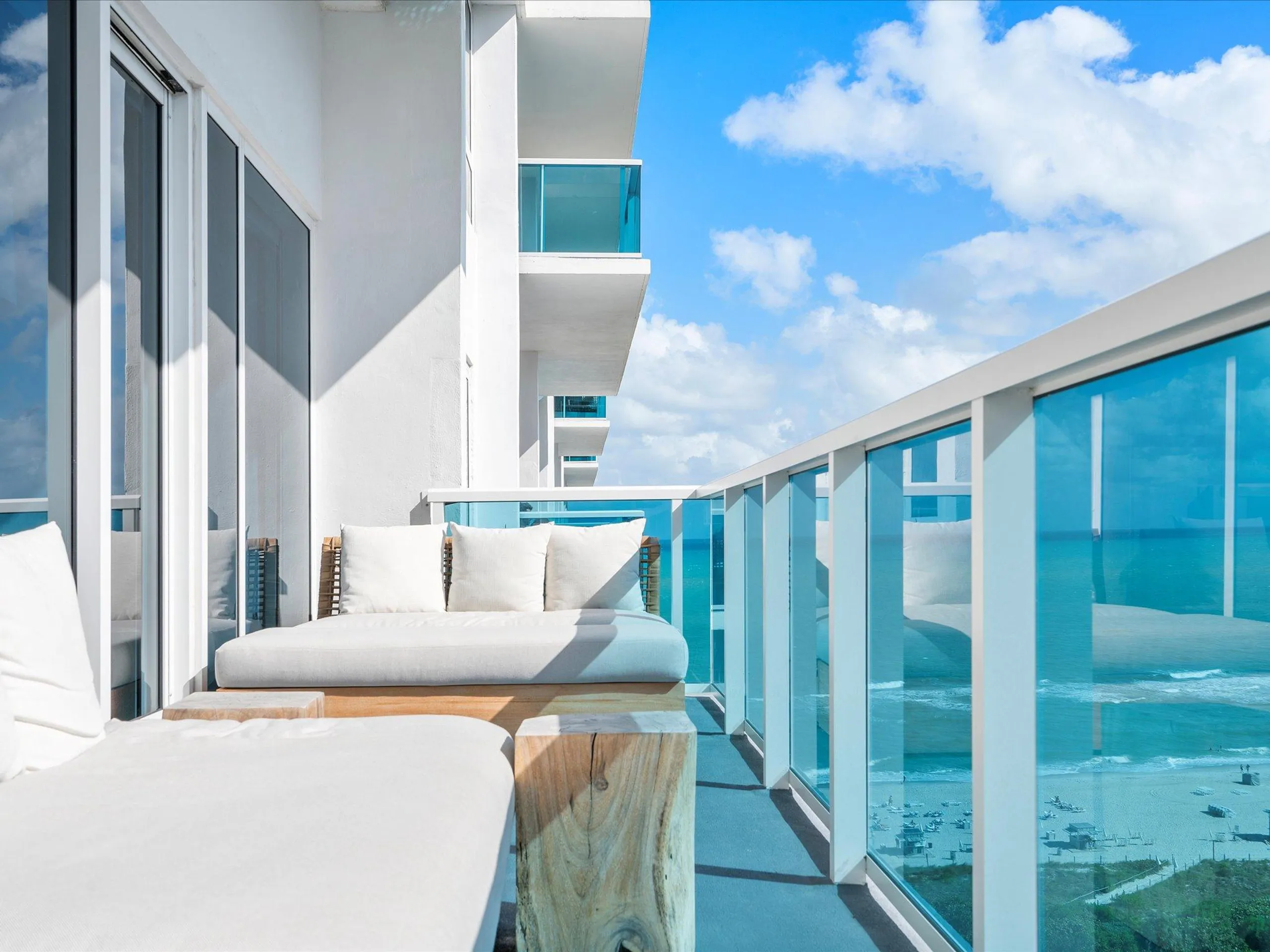 Elegant Oceanview Retreat with Walks to Beach., Miami Beach