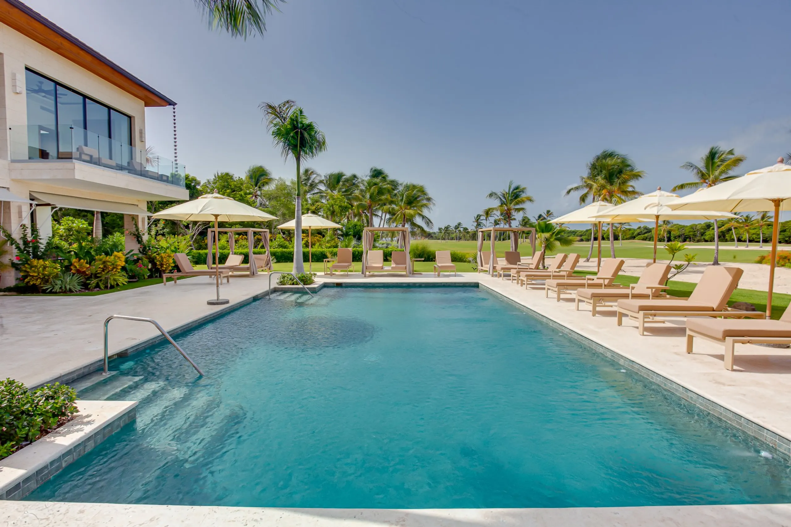Tropical 7 Bedroom Luxury Villa with Private Pool, and Golf Course Access — photograph 2