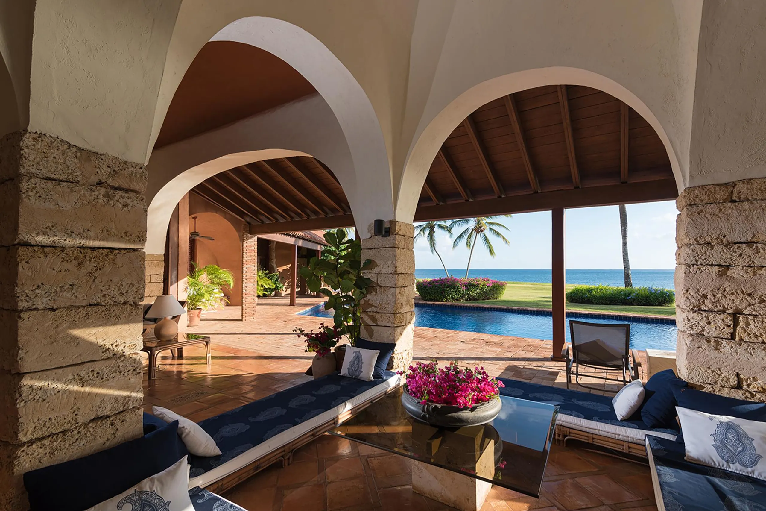 Statuesque Caribbean Getaway with Artistic Exterior and Lovely Sea Views — photograph 7