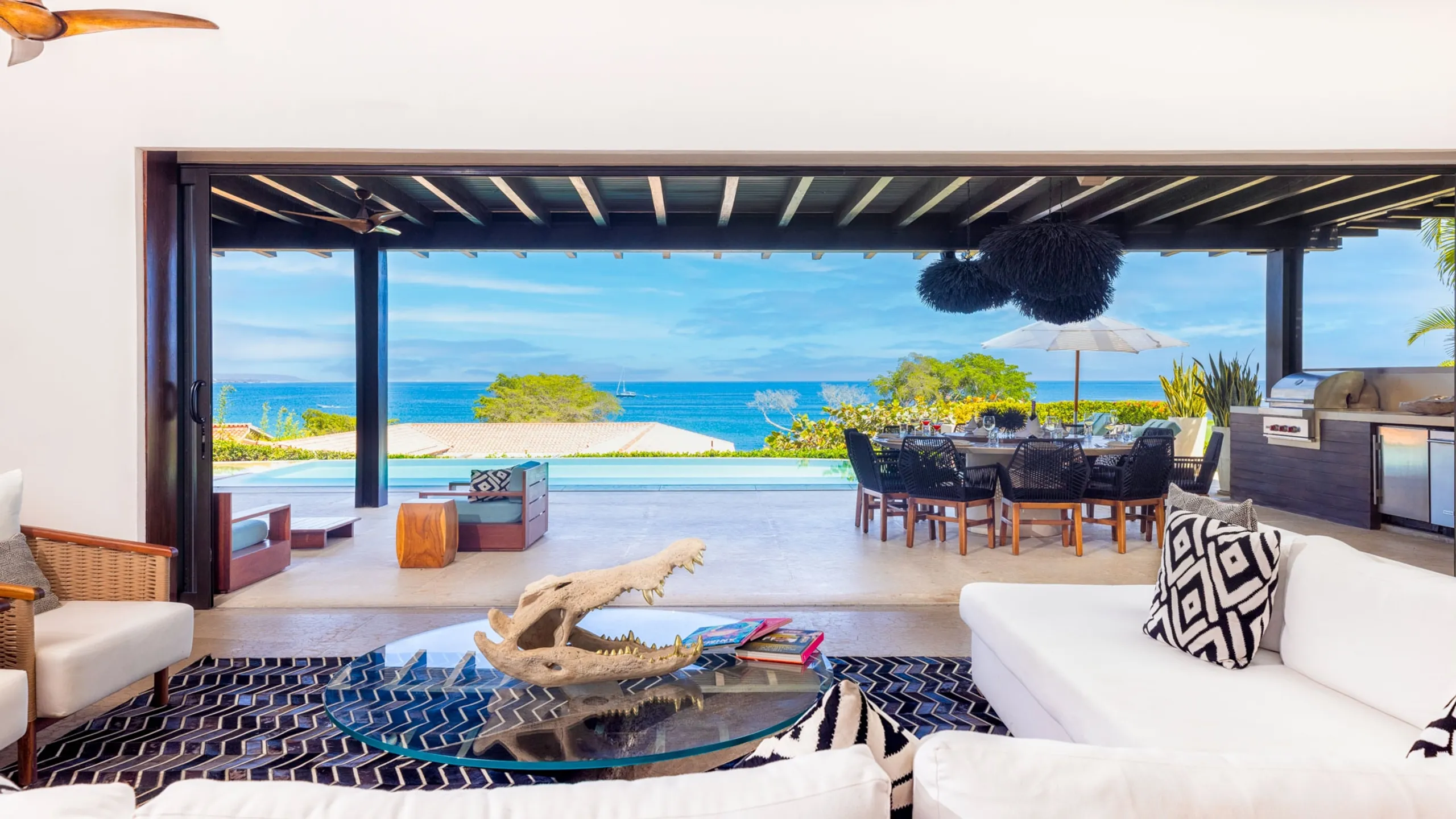 Sleek One-Level Oceanview Villa with Heated Pool & Jacuzzi — photograph 11