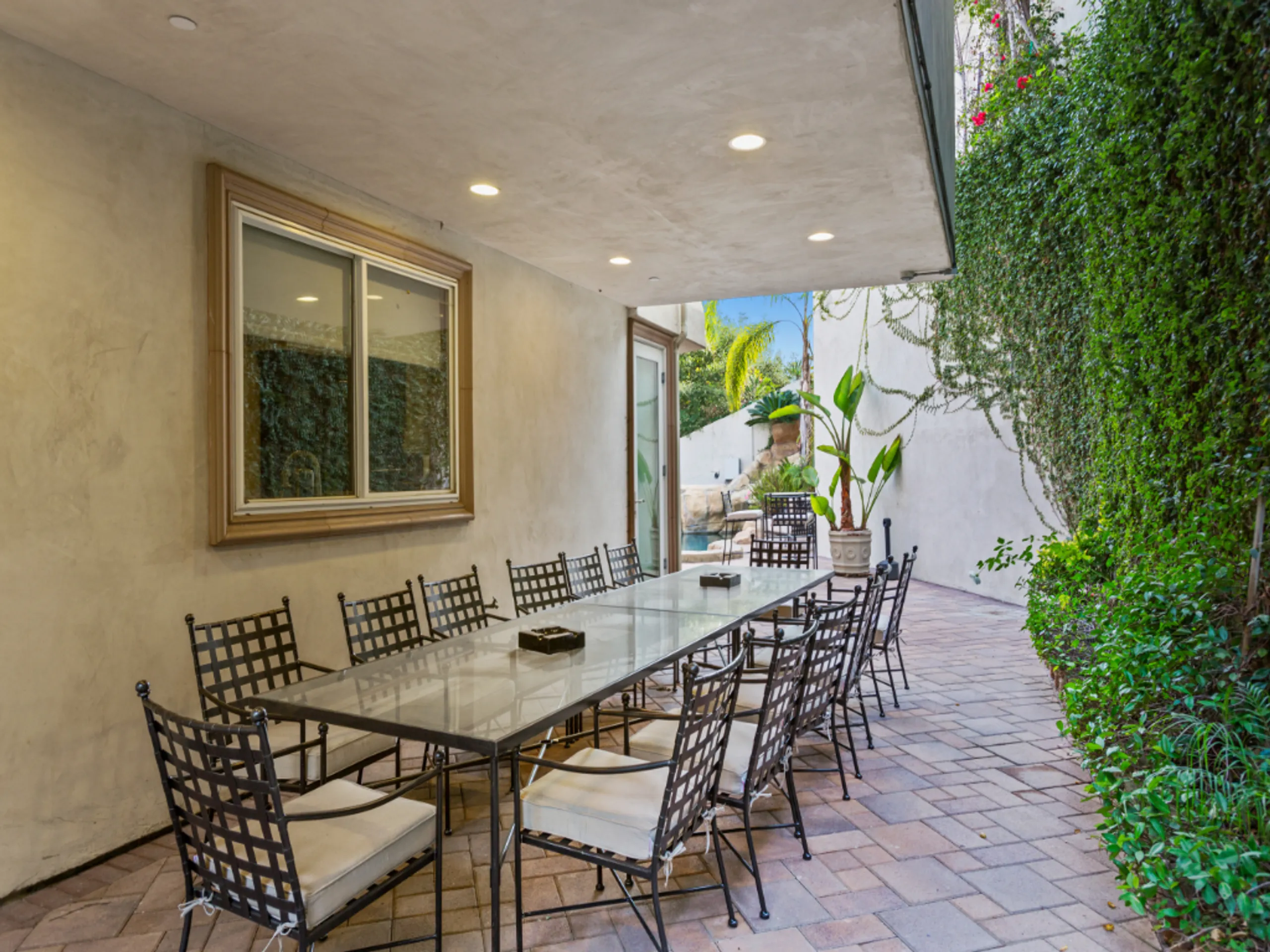 Classic Beverly Hills Estate with Amazing Amenities — photograph 10