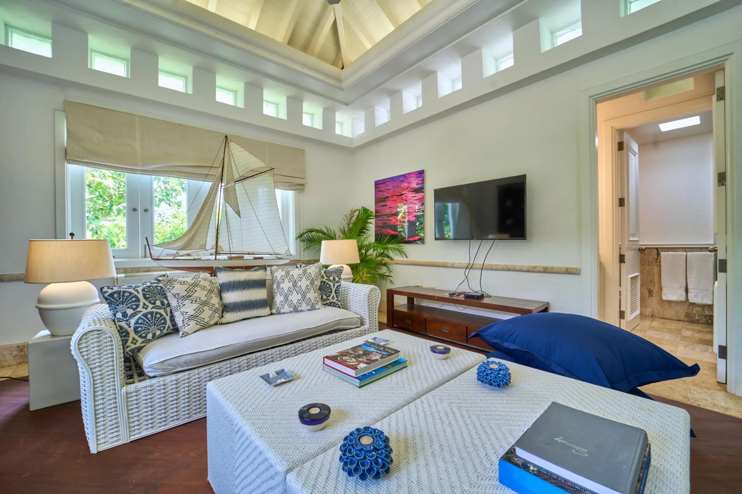 Sumptuous 5BR Villa with Private Pool and Breathtaking Golf Course Views — photograph 12