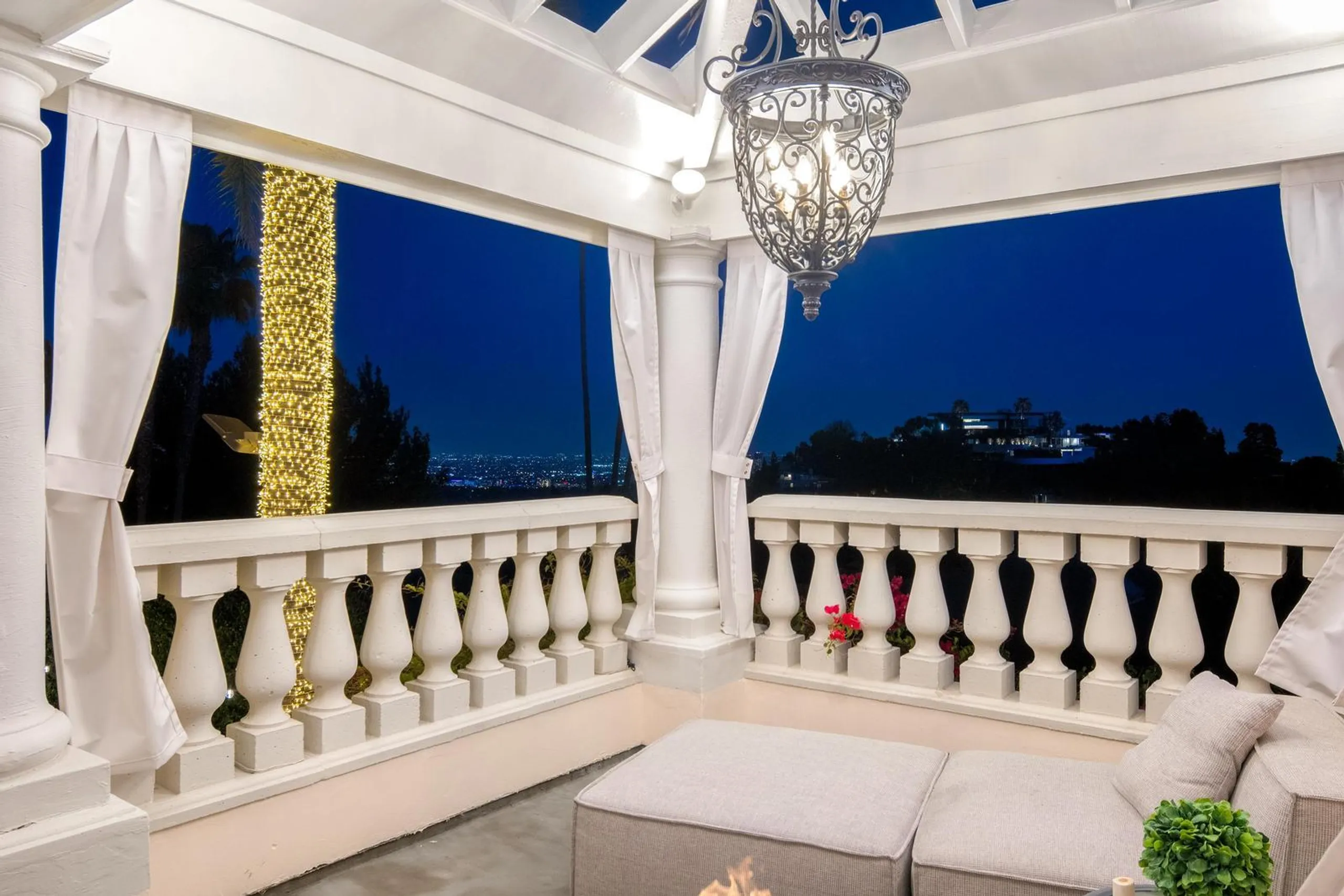 Bel Air Classic Luxury Estate with Private Pool and Stunning Views — photograph 11