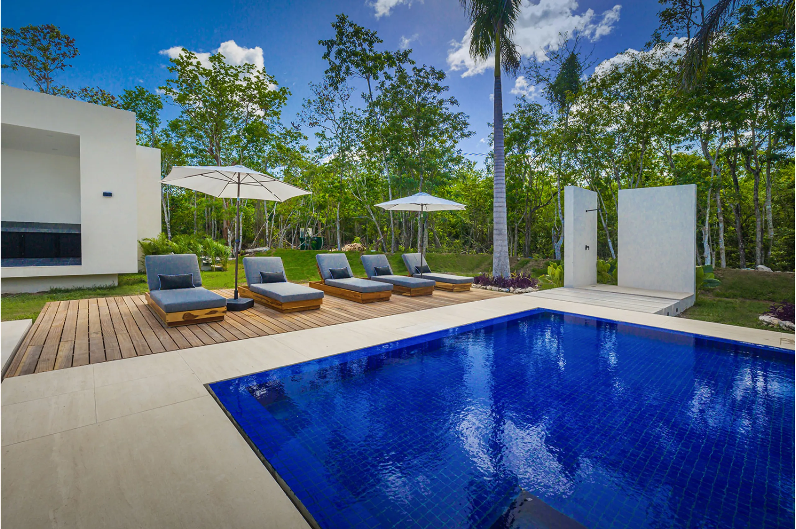 Grandiose Contemporary Architectural Villa with Pool and Jungle Views — photograph 9