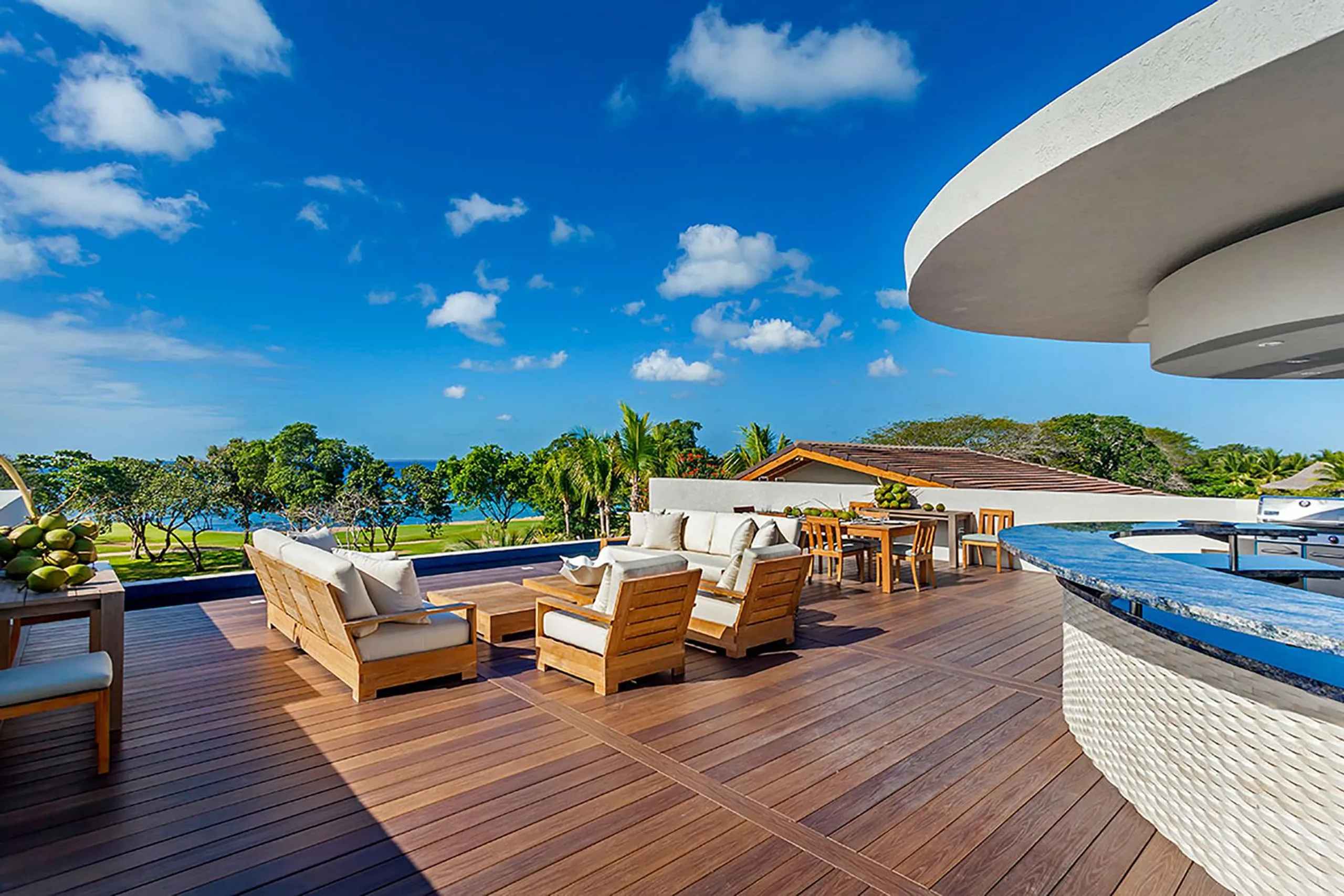 Splendorous Oceanfront Estate with Reflective Pools and Tropical Surroundings — photograph 3