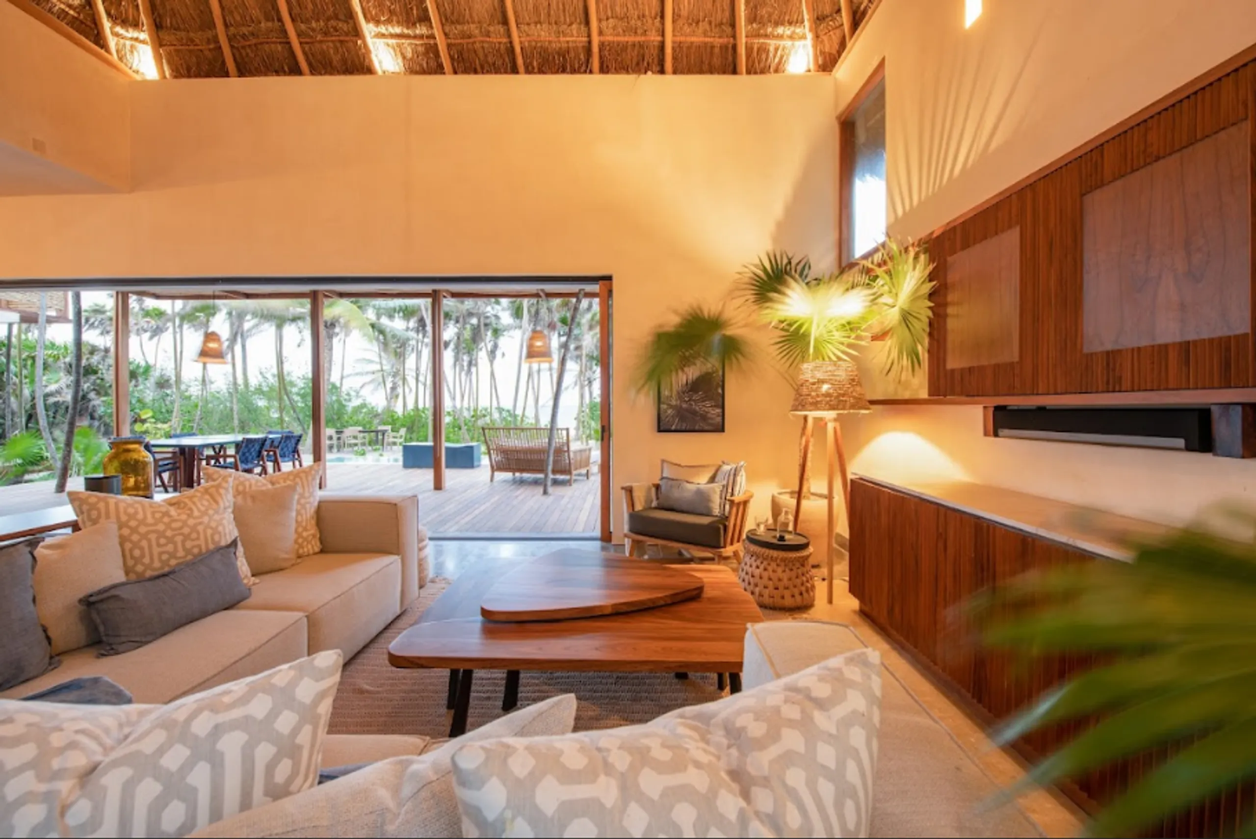 Pristine Beachfront Villa with Infinity Pool and Breathtaking Biosphere Views — photograph 9