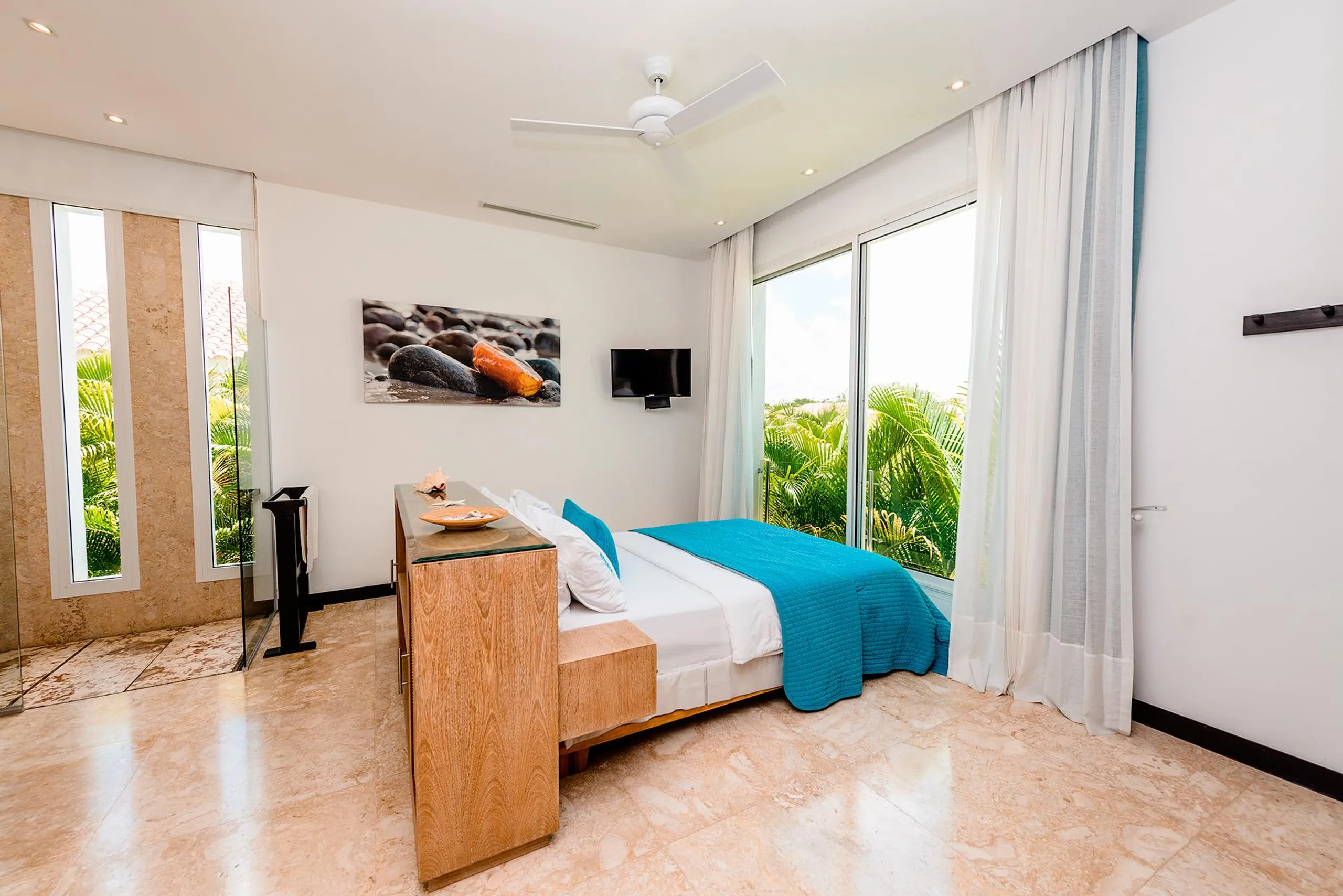 Exquisite Punta Cana Estate with Invigorating Pool — photograph 10