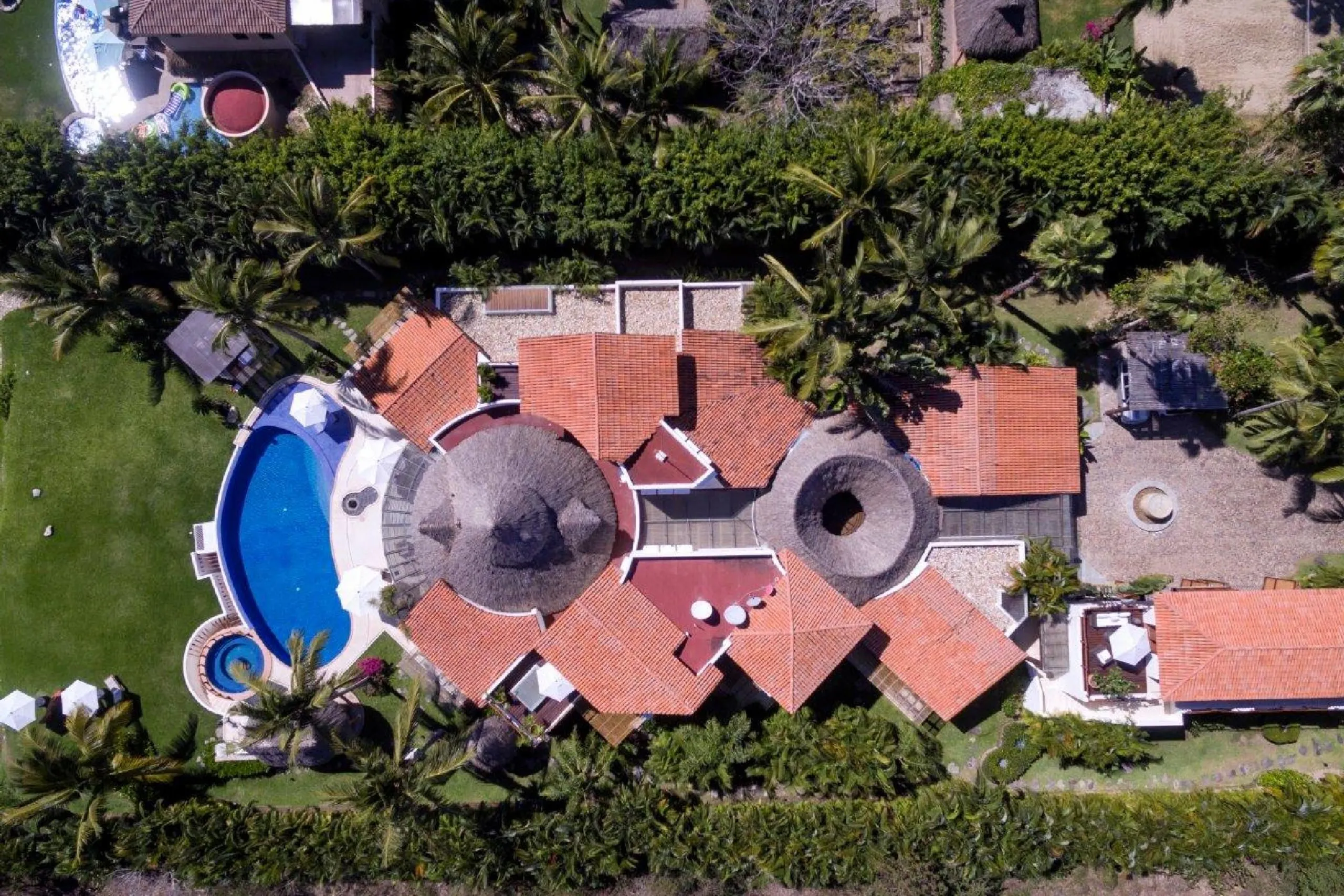 Magnificent Fully Staffed Luxury Beachfront Punta Mita Estate with Infinity Pool and Ocean Views — photograph 3