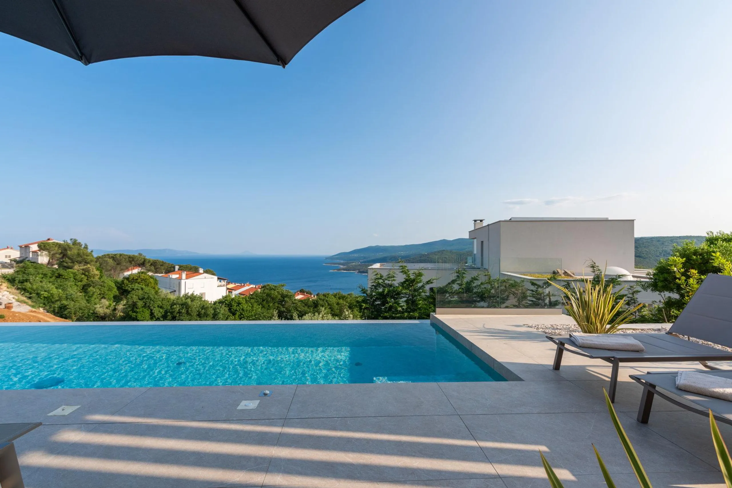 Majestic Elegant Villa with Pool and Panoramic View of the Sea — photograph 8